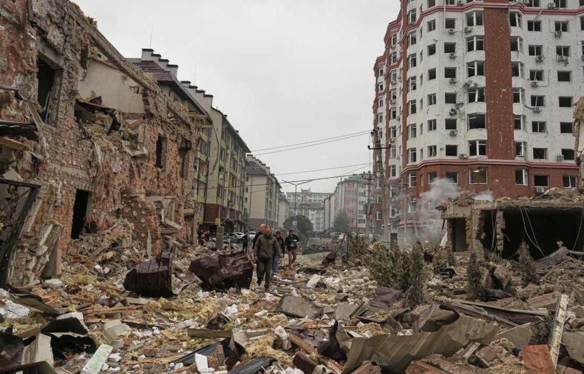PU239WarmingHut's tweet photo. @BGatesIsaPyscho Kharkiv, Zaporizhzhia, Poltava, Dnipro, and Kyiv have all been hit by large-scale missile and drone strikes.

Avdiivka, Irpin, and Borodianka suffered major damage.

Mariupol and Bakhmut are ruined.

The media only sets up in Tel Aviv and films there because they are safe. https://t.co/0t1CCuAwFa