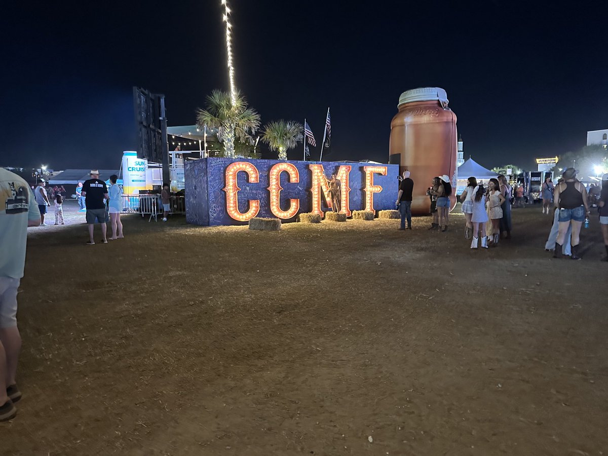 ITG885's tweet photo. Thursday night at the Caroline Country Music Fest - Justin Moore, Tim Elliott and Riley Green!... https://t.co/XL7QTpnwAB