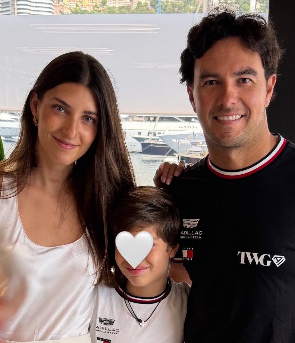 alenaamv's tweet photo. me estás diciendo que Chequito está usando la cadena de Checo? SOY SENSIBLE Y DÉBIL https://t.co/opIbAGchwC