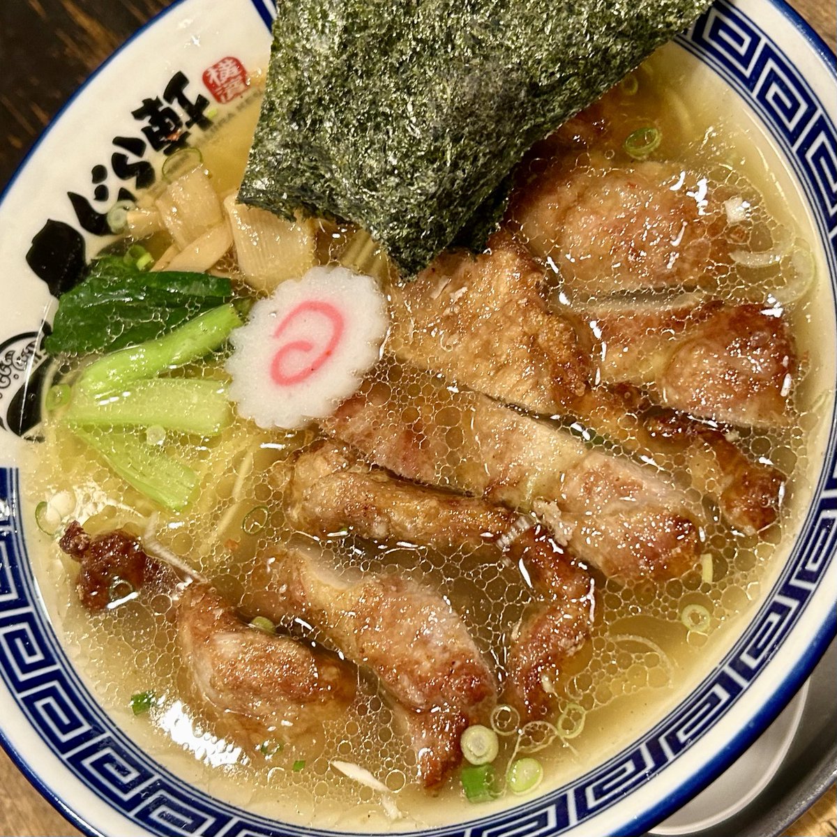 timaiz's tweet photo. らーめん くじら軒@センター北
パーコ麺 塩味

今にも泣き出しそうな空模様の中🌧老若男女で賑わう地域密着型昼下がり👌
奥にしっかり出汁を感じながら寡黙にスープと麺を🥰
後半は分厚いパーコーの旨味が溶けだしまた格別👏
シンプルから渾然一体へと趣きを変えて行く味わいのちょっとした変化が啜りを加速👍
ご馳走様でした❣️