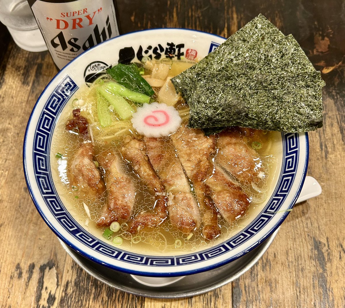 timaiz's tweet photo. らーめん くじら軒@センター北
パーコ麺 塩味

今にも泣き出しそうな空模様の中🌧老若男女で賑わう地域密着型昼下がり👌
奥にしっかり出汁を感じながら寡黙にスープと麺を🥰
後半は分厚いパーコーの旨味が溶けだしまた格別👏
シンプルから渾然一体へと趣きを変えて行く味わいのちょっとした変化が啜りを加速👍
ご馳走様でした❣️