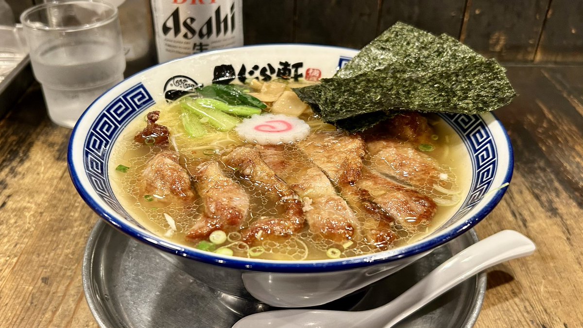 timaiz's tweet photo. らーめん くじら軒@センター北
パーコ麺 塩味

今にも泣き出しそうな空模様の中🌧老若男女で賑わう地域密着型昼下がり👌
奥にしっかり出汁を感じながら寡黙にスープと麺を🥰
後半は分厚いパーコーの旨味が溶けだしまた格別👏
シンプルから渾然一体へと趣きを変えて行く味わいのちょっとした変化が啜りを加速👍
ご馳走様でした❣️