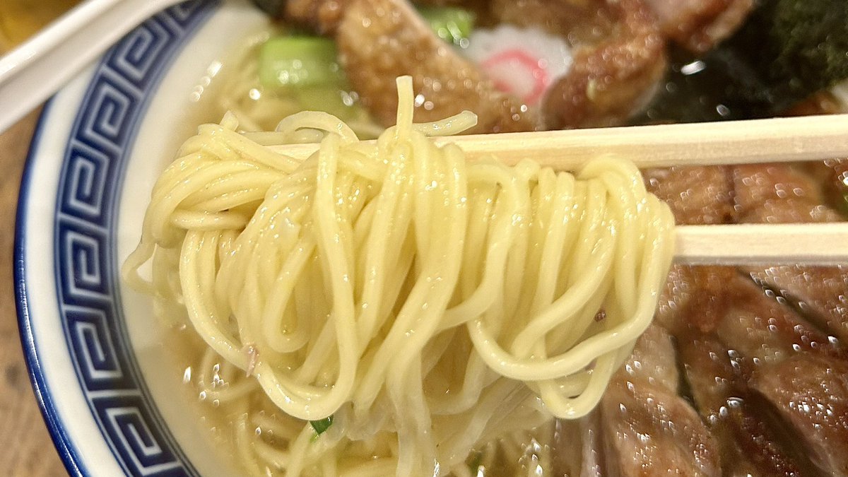 timaiz's tweet photo. らーめん くじら軒@センター北
パーコ麺 塩味

今にも泣き出しそうな空模様の中🌧老若男女で賑わう地域密着型昼下がり👌
奥にしっかり出汁を感じながら寡黙にスープと麺を🥰
後半は分厚いパーコーの旨味が溶けだしまた格別👏
シンプルから渾然一体へと趣きを変えて行く味わいのちょっとした変化が啜りを加速👍
ご馳走様でした❣️