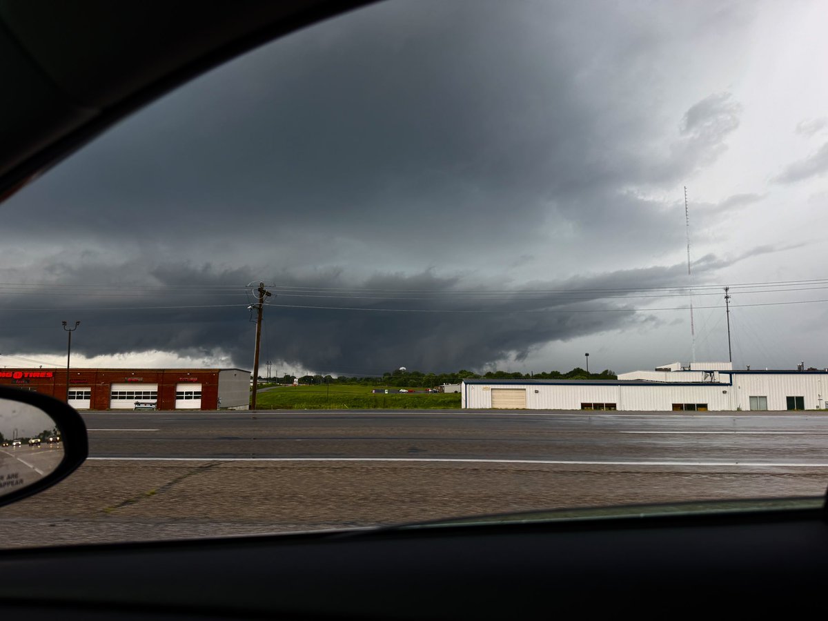 Lincoln_Wx's tweet photo. Huge wall cloud basically scraping the ground by Nixa, MO.
#mowx https://t.co/UA9qIK1Vgi