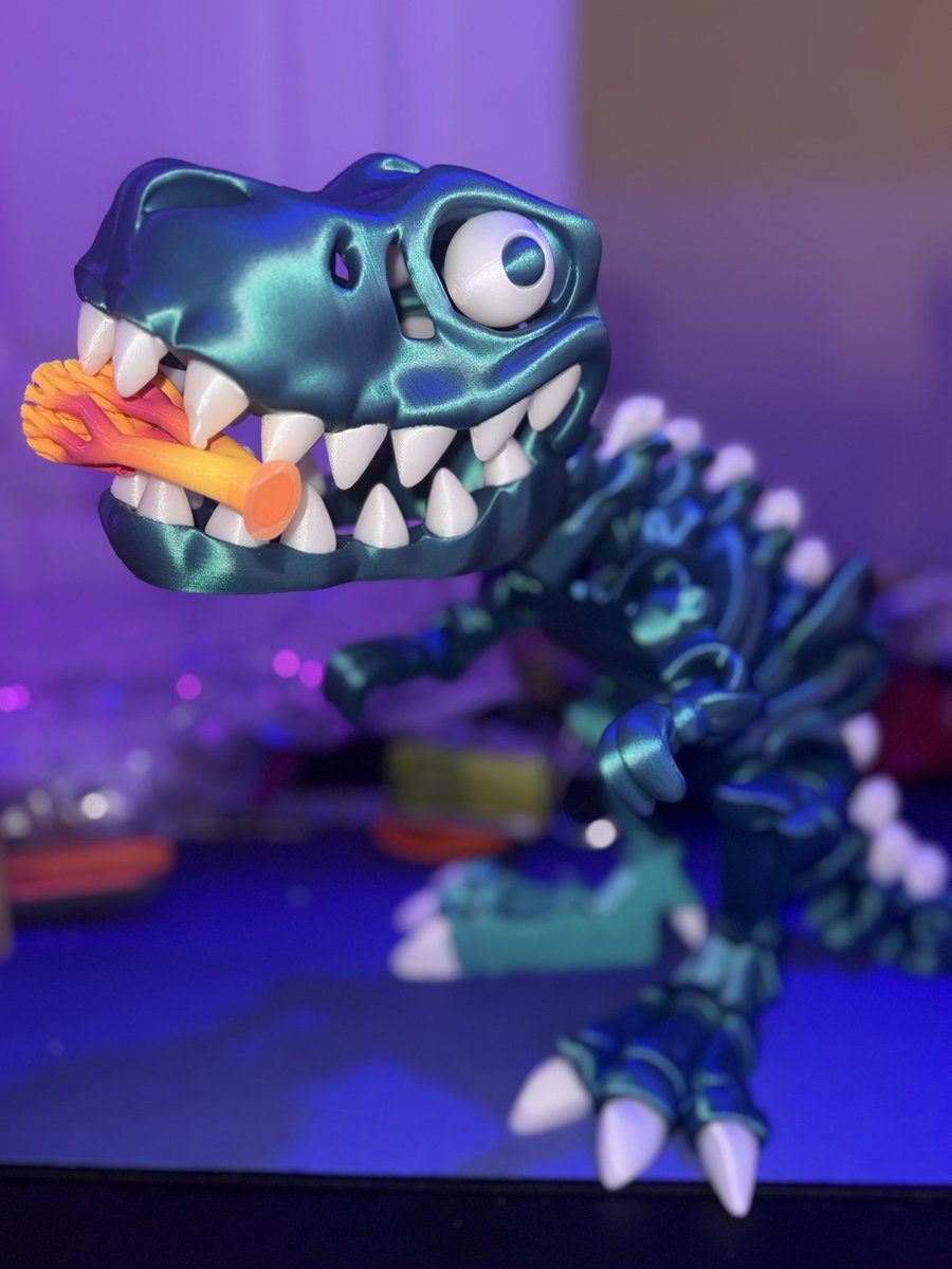 B1G_Jano's tweet photo. When your brother in law’s nephew sends you a TikTok of a @FlexiFactory T-rex skeleton, you make him one! 

This was such a fun model to make and his reaction when he saw the size was awesome! 

Printed in @Polymaker_3D starlight Neptune and Celestial White PLA

#hotmakes https://t.co/79jhQPl1vn