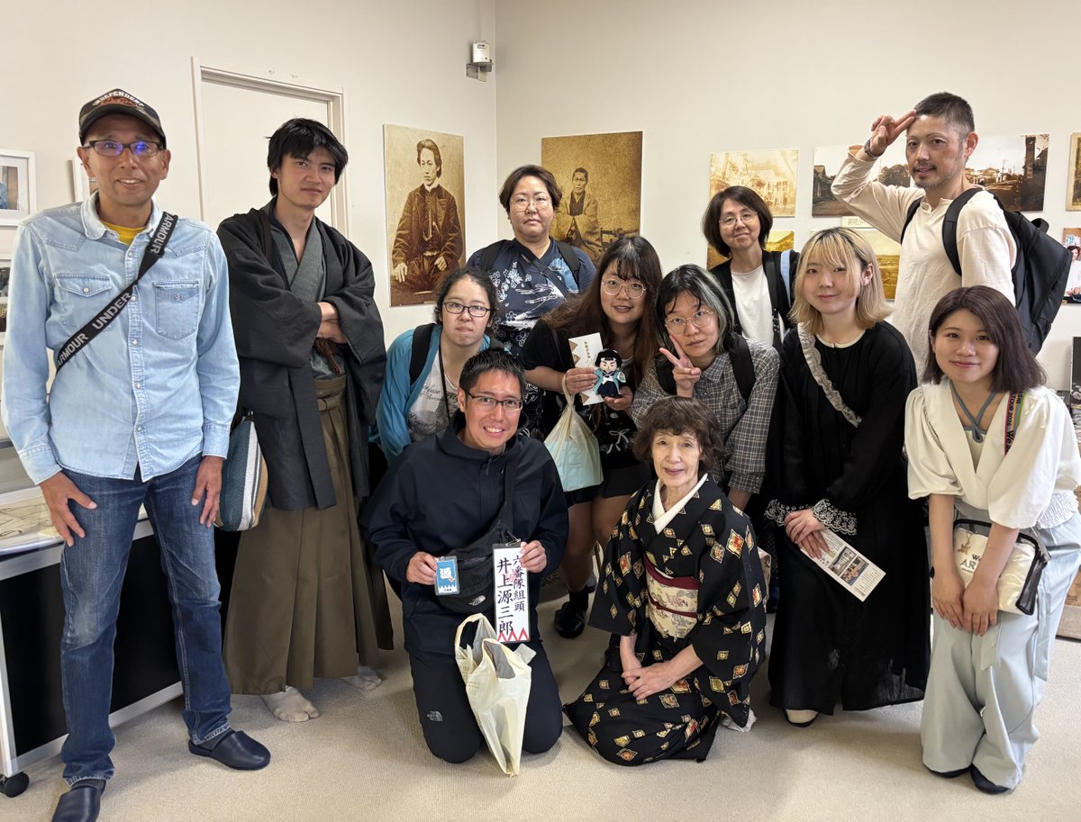 hiko56usato's tweet photo. ７日開館日
ひのパレ源さんが６番隊の皆さんを率いて、当資料館にお出でくださいました！
ちょうど近藤勇役を経験された佐々井隆文さんも来館され、隊士コンテストの話で大変盛り上がり！嵐の話まで！
館長の説明にも皆さんとても熱心でした！
次回のひのパレでも勇姿を見せてください！(忠) https://t.co/Ky1FnWAagn