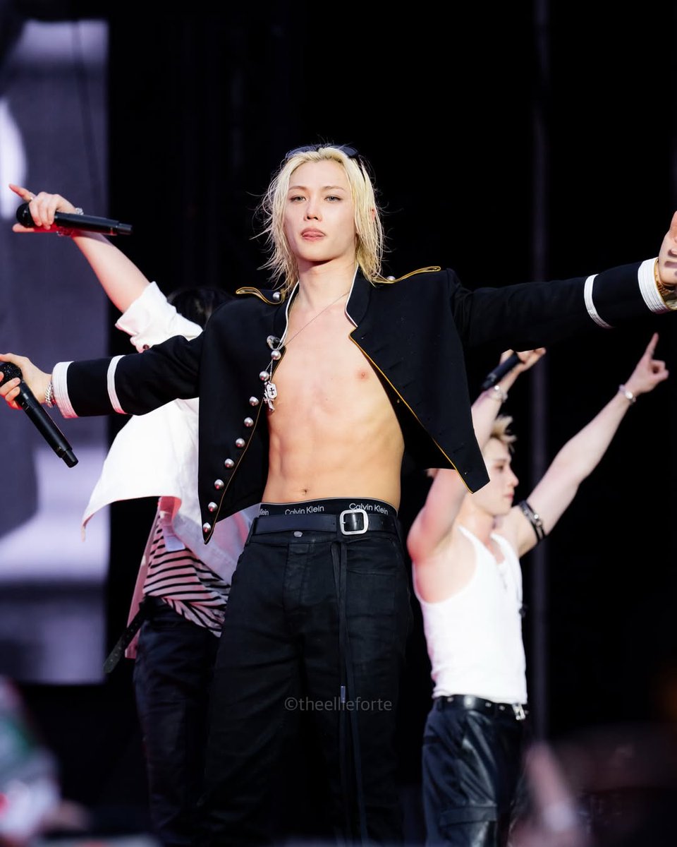 hyunbylix's tweet photo. percebi que além de tirar os pelos da perna o felix tbm tirou os da barriga e o do caminho da felicidade. de tanto que o pessoal surtava (como se ter pelo fosse algo de outro mundo) agora ele foi lá e tirou foi tudo msm https://t.co/zdNXbVgsod