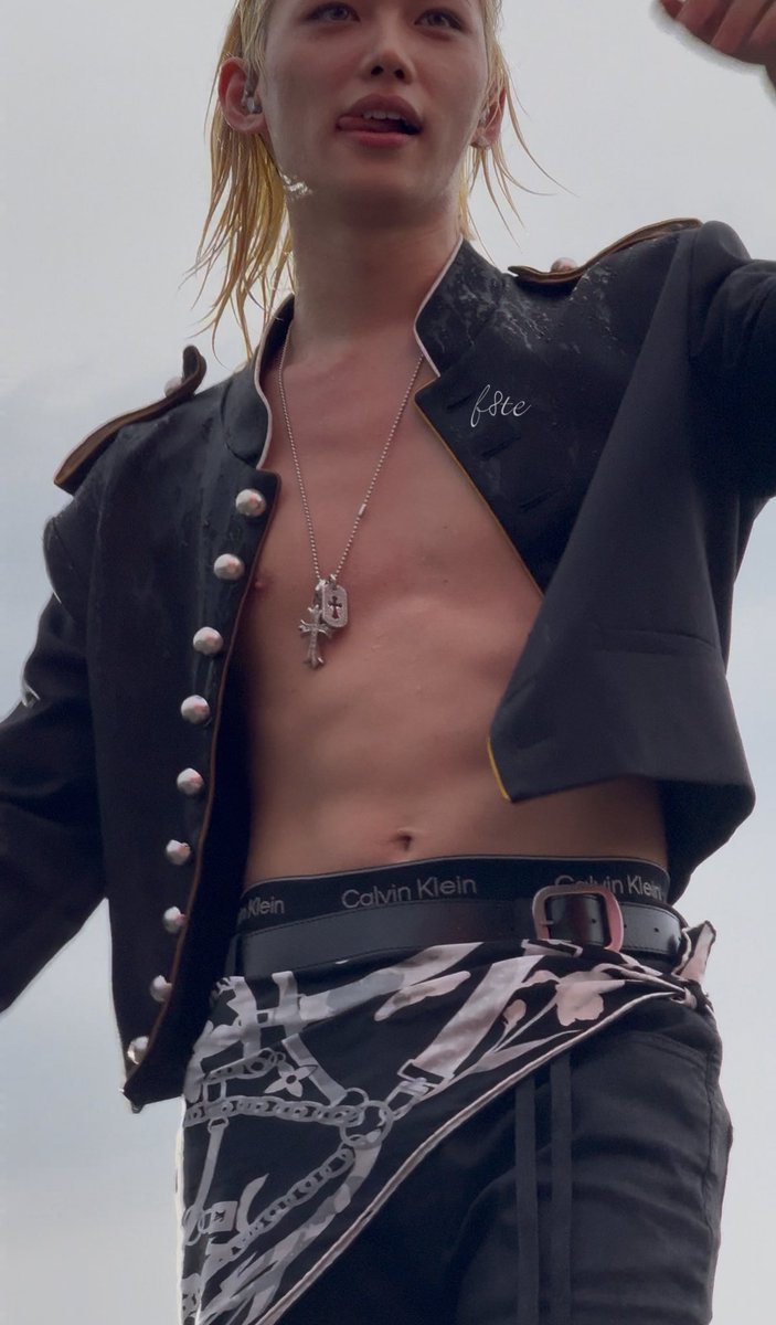hyunbylix's tweet photo. percebi que além de tirar os pelos da perna o felix tbm tirou os da barriga e o do caminho da felicidade. de tanto que o pessoal surtava (como se ter pelo fosse algo de outro mundo) agora ele foi lá e tirou foi tudo msm https://t.co/zdNXbVgsod