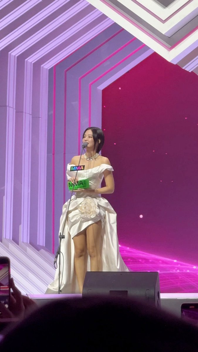 luyyyy05040's tweet photo. #JENNIEGovernorsBallJENNIE HEADLINES GOV BALL
#JENNIEGovernorsBall #JENNIE https://t.co/x9LvoOOO3E