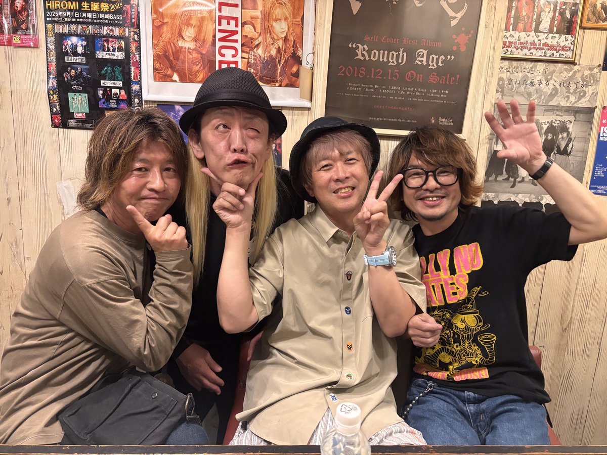 MMIIZZUUKKII14's tweet photo. 昨夜はオッサンアイドルラブチャンネルの山ちゃん&サムスペのヒロシと「呑み処洋海」にてお食事会。
ベロベロに酔っ払った楽しい夜でした🍺
頭ガンガン(T . T)
#オッサンアイドルラブチャンネル
#SAMSPE
#RYACTION
#VALLEY
#呑み処洋海 https://t.co/HWgWTtMUa5
