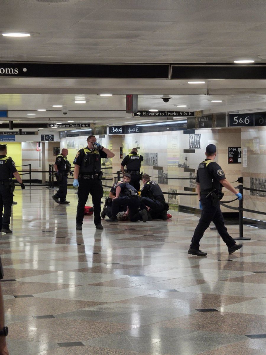 Breaking911's tweet photo. BREAKING: 3 people reportedly stabbed at Penn Station in NYC. 

📸: @bjntweets https://t.co/7DceXLcl19
