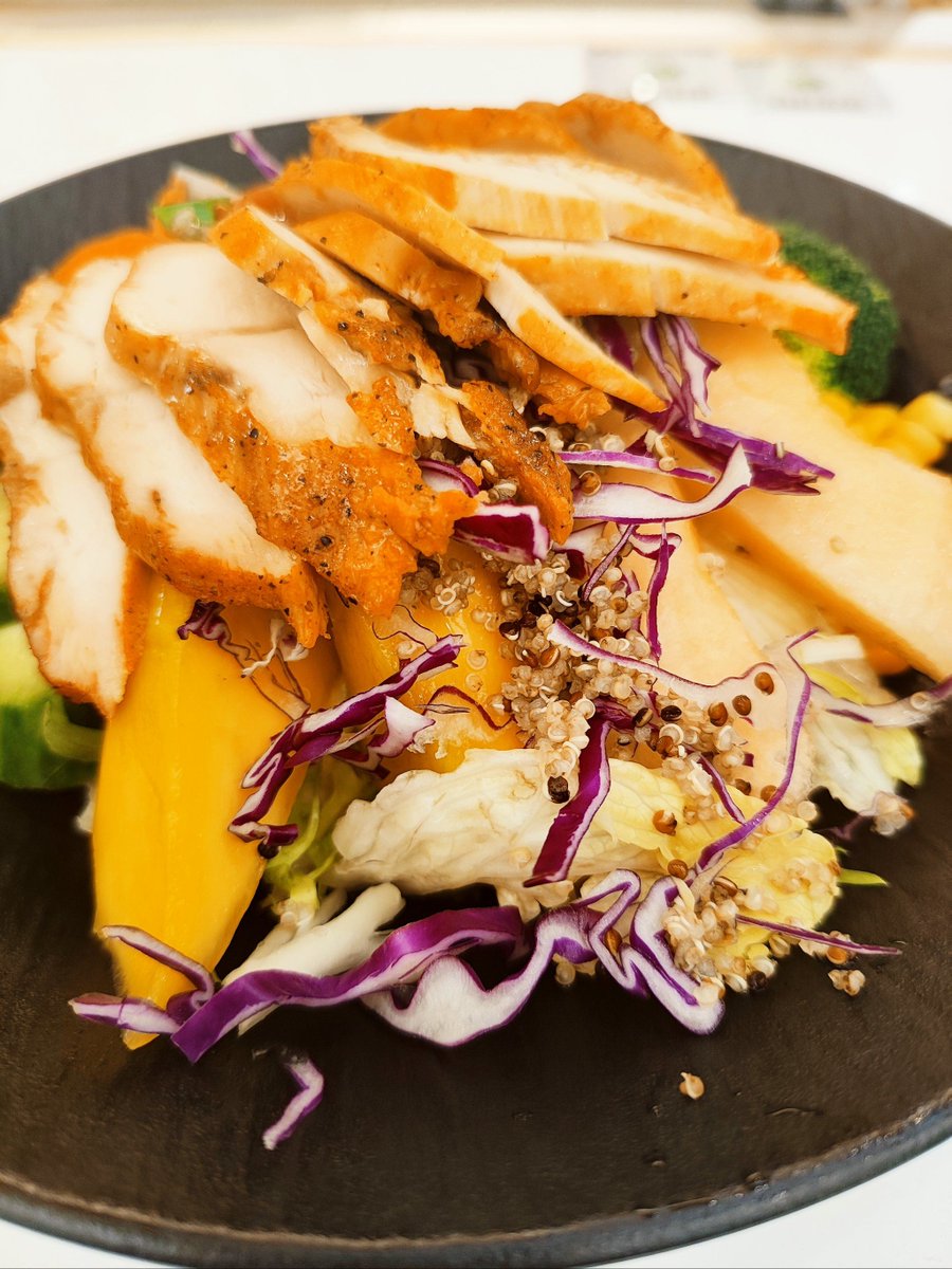 KemalAtaBaydar1's tweet photo. [Today's quick u0026 tasty fat-loss win: Grilled chicken + quinoa + roasted veggies, under 400 cal! Fuel smart, not hard ]， https://t.co/o8sVB1bR0W