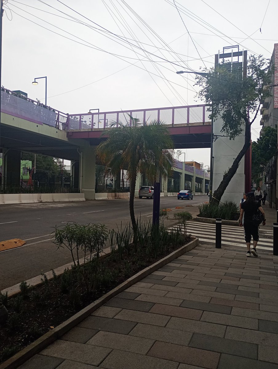 GlezAnabel's tweet photo. Así se ve el andador de metro Chabacano a San Antonio Abad. Lo bueno es que ya los pasos a desnivel los habilitaron. Ya tenía tiempo que los usaban hasta para tirar cascajo https://t.co/bZlEOuJPFG