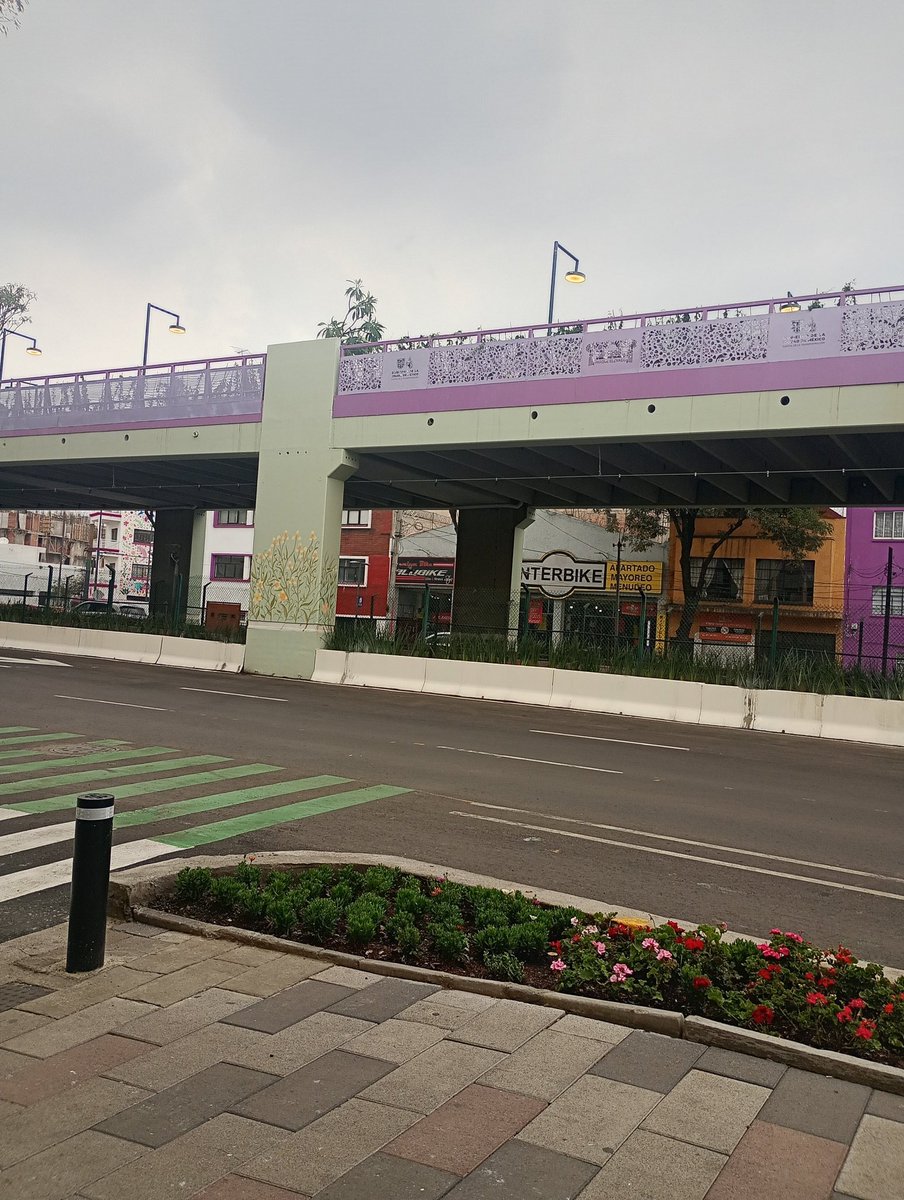 GlezAnabel's tweet photo. Así se ve el andador de metro Chabacano a San Antonio Abad. Lo bueno es que ya los pasos a desnivel los habilitaron. Ya tenía tiempo que los usaban hasta para tirar cascajo https://t.co/bZlEOuJPFG