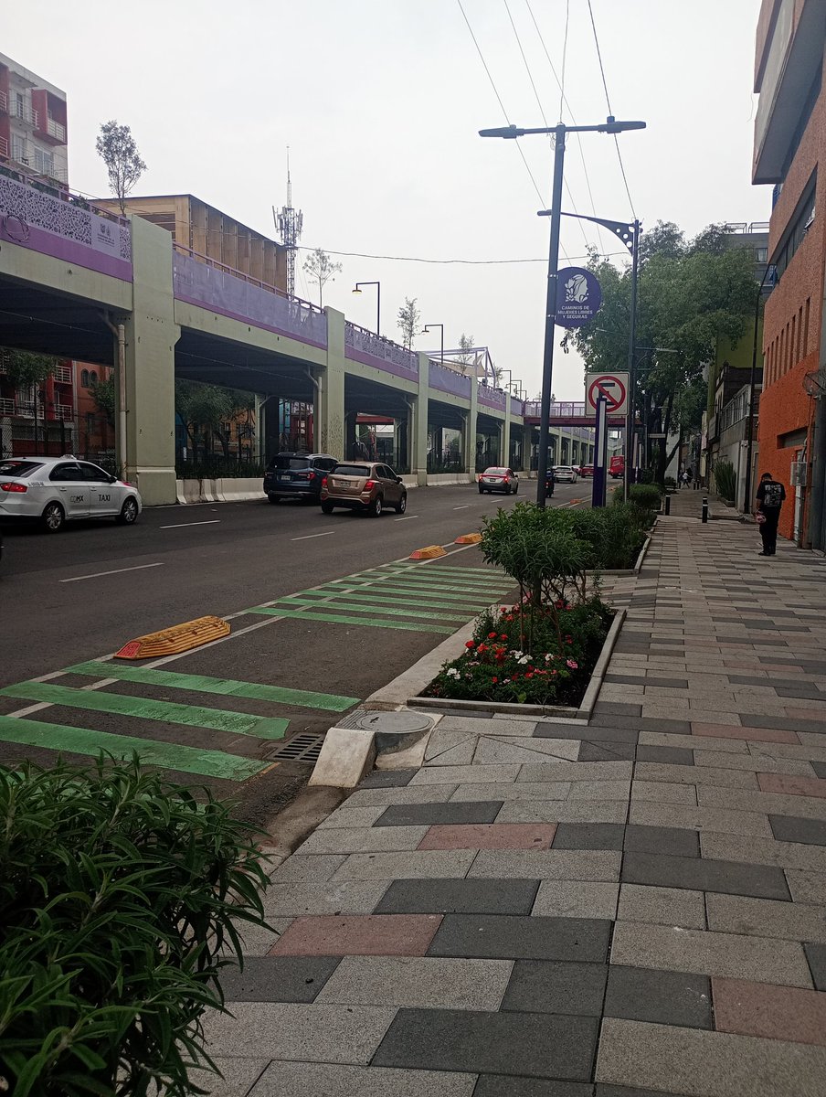 GlezAnabel's tweet photo. Así se ve el andador de metro Chabacano a San Antonio Abad. Lo bueno es que ya los pasos a desnivel los habilitaron. Ya tenía tiempo que los usaban hasta para tirar cascajo https://t.co/bZlEOuJPFG