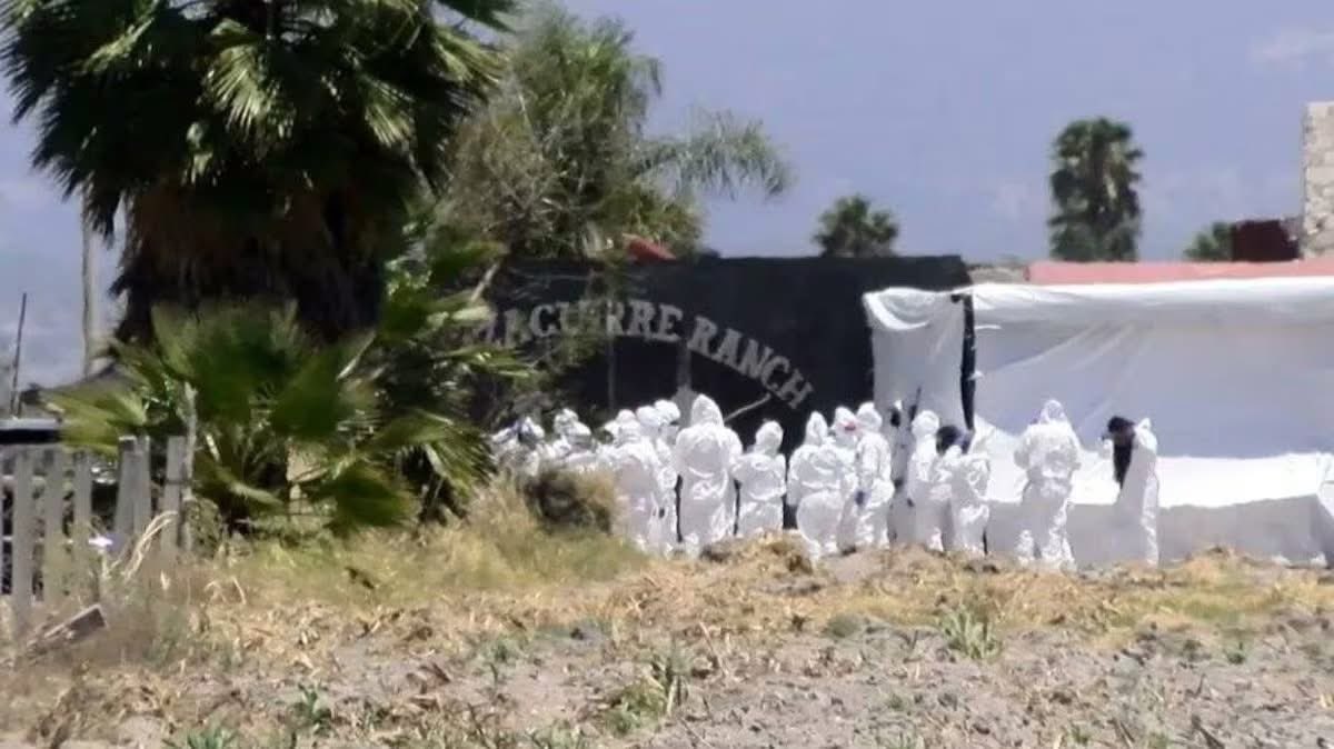 JJDiazMachuca's tweet photo. ¡De terror! Reportan nuevo hallazgo “masivo” de restos óseos en el Rancho Izaguirre. Aseguran que “es mayor que el año pasado”.

Mientras la encargada de despacho, Claudia Sheinbaum (@Claudiashein ), está más ocupada y preocupada por el mundial…
Esto es lo que realmente sucede en el país.

No se detienen los hallazgos de fosas.

El colectivo Guerreros Buscadores informó que llevan 75% de avance, abrieron una fosa séptica a 80 cm de profundidad y la cantidad de restos humanos encontrados es mucho mayor que en 2025.

“La magnitud real de lo ocurrido en este lugar es mayor a la que se veía”.
Las fosas donde están los desaparecidos que Claudia esconde siguen creciendo.
