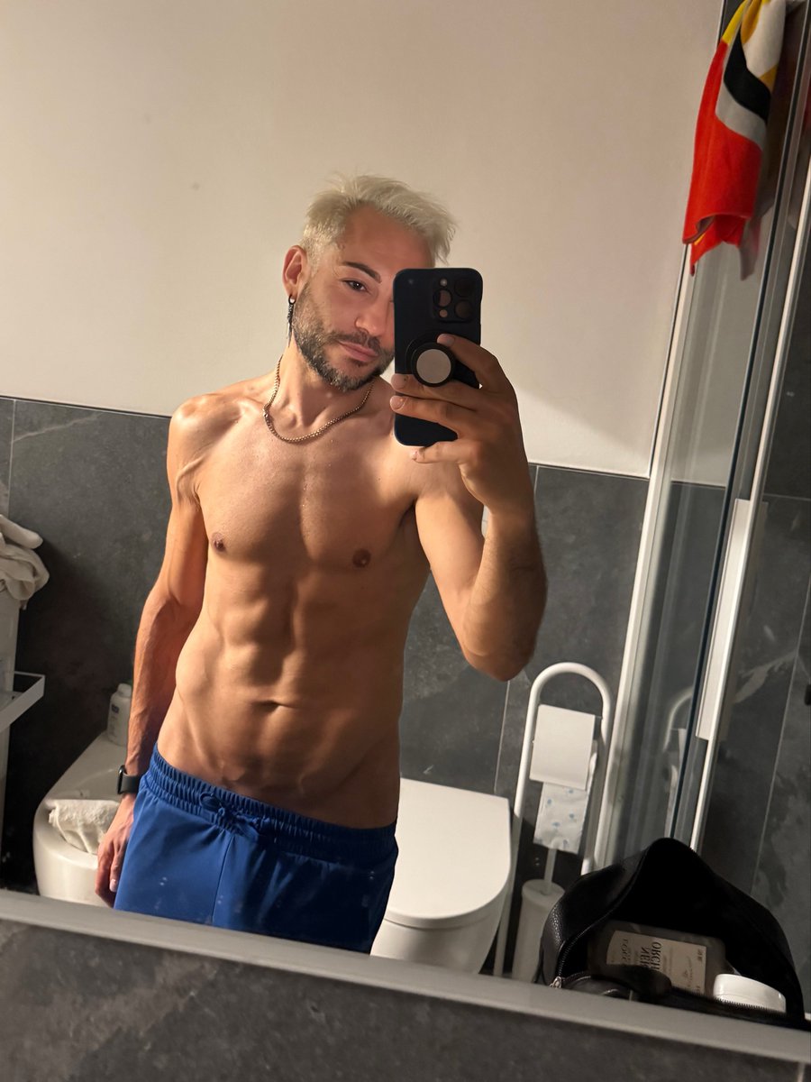 giusva's tweet photo. In tutto questo sono tornato biondo ✌🏼 https://t.co/EeiR0bQLUj