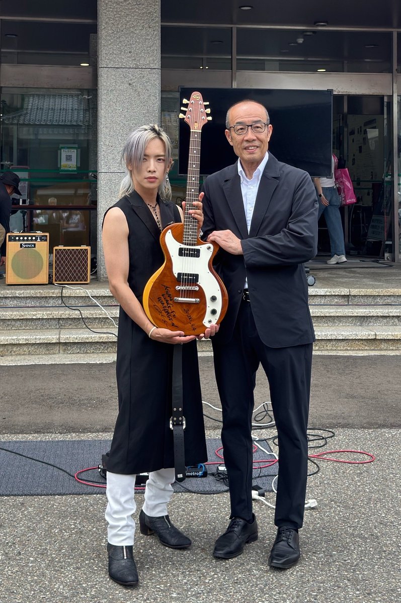 shoujinoriko's tweet photo. 昨日　輪島神社⛩️の
寄贈式典で
奉納演奏をしたヒロト‼️
輪島市市長と一緒に。
流れるギター🎸に
涙する方も、 https://t.co/3ViMQZefeX