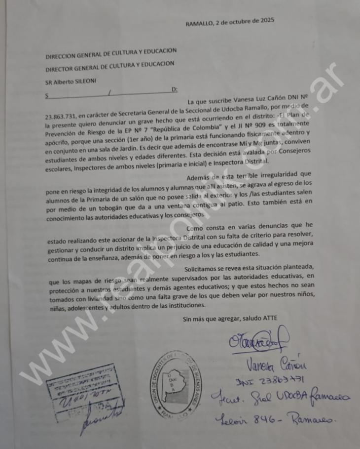 RealpolitikOK's tweet photo. 🔴 LA EDUCACIÓN PÚBLICA SEGÚN KICILLOF: ESTUDIANTES USAN UN TOBOGÁN A FALTA DE PUERTA

En la escuela primaria Nro. 7 de Ramallo, alumnos de primaria salen del aula por un tobogán colocado junto a una ventana porque el salón no tiene salida al exterior. Las fotos lo muestran con claridad: un niño descendiendo por la estructura mientras una docente lo asiste desde adentro. 

La situación fue denunciada formalmente en octubre de 2025 ante el director general de Cultura y Educación, Alberto Sileoni, por la entonces titular de UDOCBA Ramallo, Vanesa Luz Cañón, quien advirtió que la irregularidad "pone en riesgo la integridad de los alumnos".

La denuncia apunta a consejeros escolares, inspectores y la inspectora distrital, que avalaron y naturalizaron la situación. 

Desde entonces, el gobierno de Axel Kicillof no hizo nada. El problema sigue vigente hoy.

¡Mirá la nota completa acá! 👇 https://t.co/35Bq4pQnZU