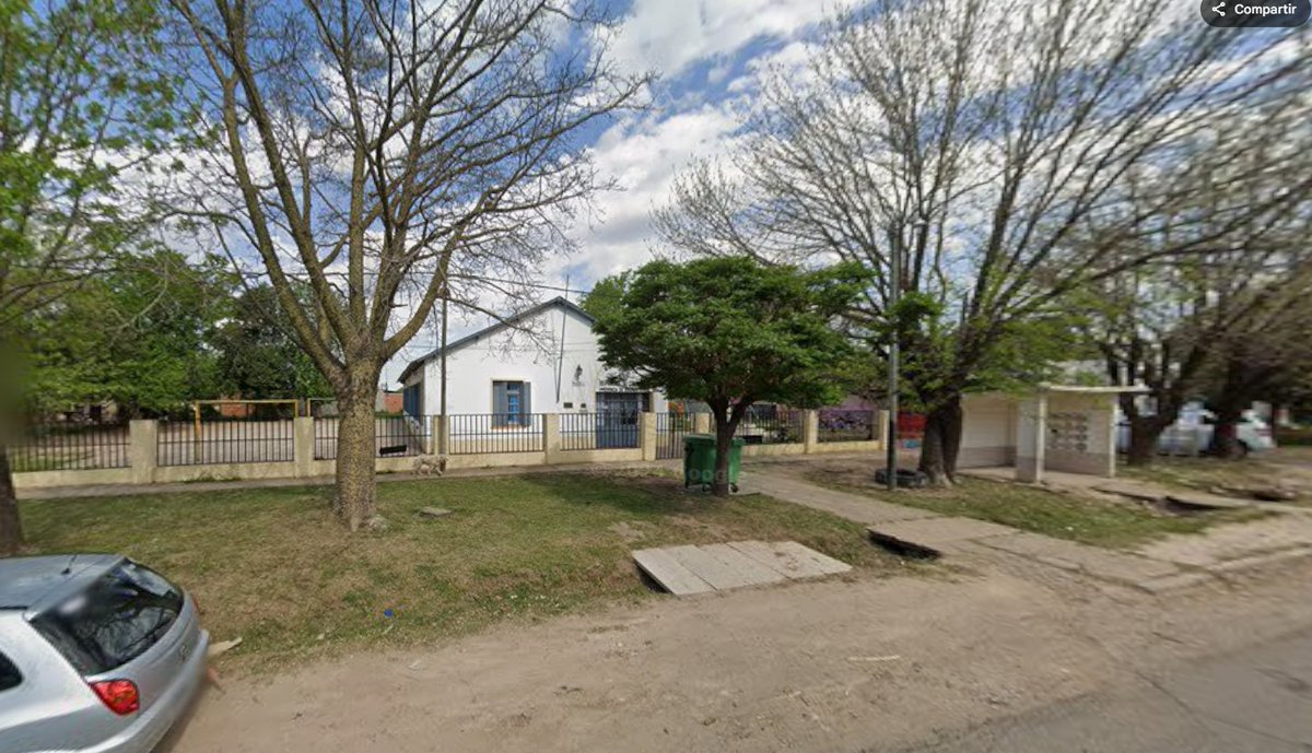 RealpolitikOK's tweet photo. 🔴 LA EDUCACIÓN PÚBLICA SEGÚN KICILLOF: ESTUDIANTES USAN UN TOBOGÁN A FALTA DE PUERTA

En la escuela primaria Nro. 7 de Ramallo, alumnos de primaria salen del aula por un tobogán colocado junto a una ventana porque el salón no tiene salida al exterior. Las fotos lo muestran con claridad: un niño descendiendo por la estructura mientras una docente lo asiste desde adentro. 

La situación fue denunciada formalmente en octubre de 2025 ante el director general de Cultura y Educación, Alberto Sileoni, por la entonces titular de UDOCBA Ramallo, Vanesa Luz Cañón, quien advirtió que la irregularidad "pone en riesgo la integridad de los alumnos".

La denuncia apunta a consejeros escolares, inspectores y la inspectora distrital, que avalaron y naturalizaron la situación. 

Desde entonces, el gobierno de Axel Kicillof no hizo nada. El problema sigue vigente hoy.

¡Mirá la nota completa acá! 👇 https://t.co/35Bq4pQnZU