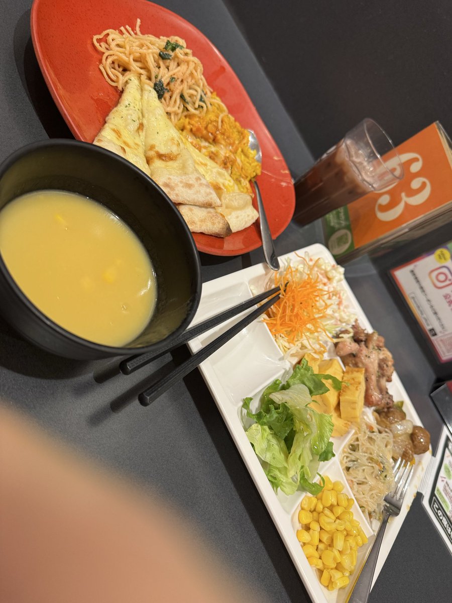 kuronora55's tweet photo. 昨日はこれを平らげた後、皿うどんに春巻き1つと肉シューマイ2個を完食。
更に熟成カレーとお寿司3貫行ってソフトクリームとアイス2つ食べたところでお腹が限界を迎えました😊 https://t.co/1bLxyzaSEE