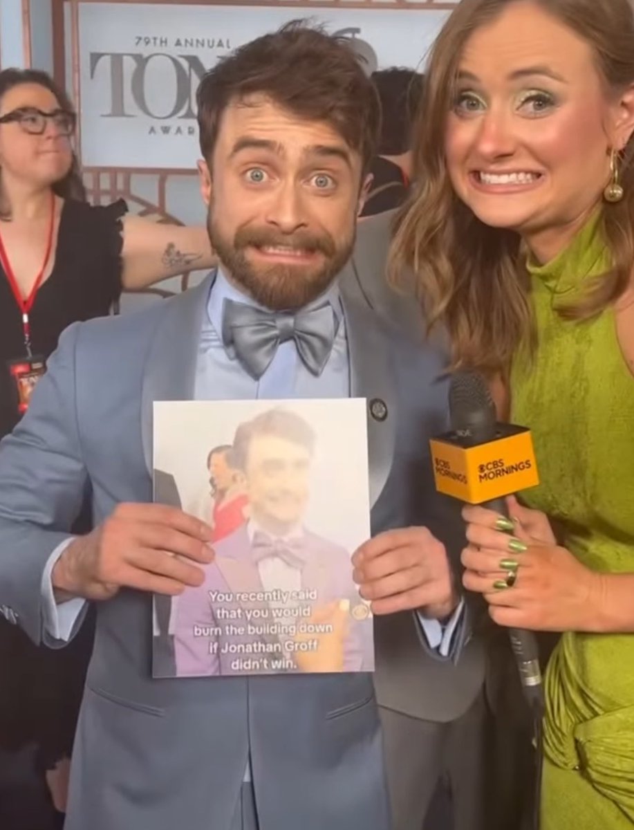 feytastiic's tweet photo. I’M CRYING HE LOOKS SO PROUD 😭😭 https://t.co/XmSJqY6sUU