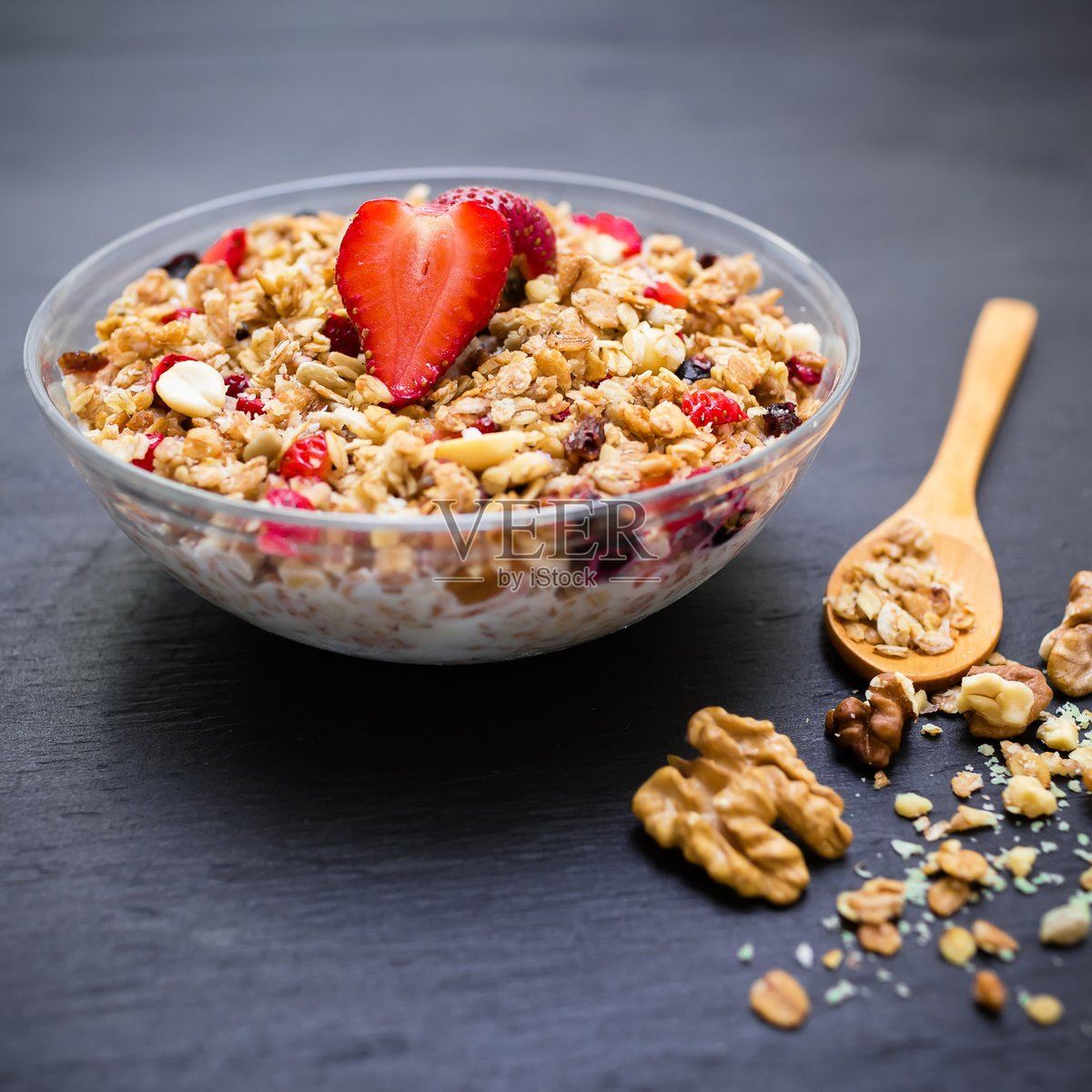 Emad_2001's tweet photo. Quick weekday win: Homemade oatmeal with fresh blueberries u0026 a dash of honey! Warm, sweet, and done in 10 mins. No more boring breakfast! https://t.co/RhIHXMmy7q