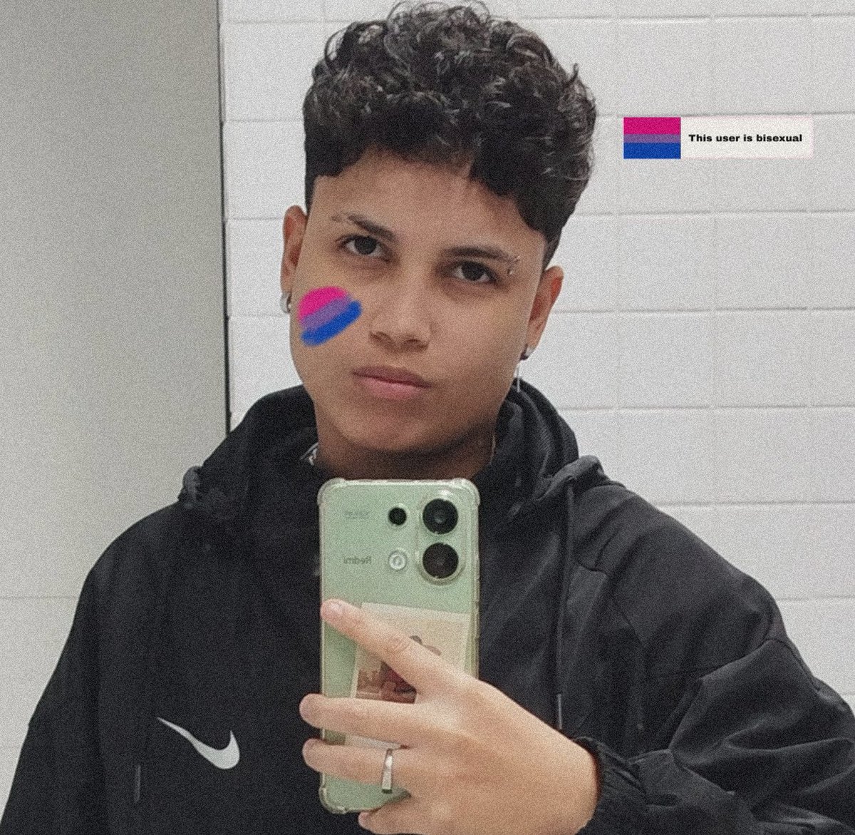 violetstrap's tweet photo. Sempre fico gag com isso porque a vida toda fui tratada como "María macho" e quando falo que sou bi ninguém acredita porque infelizmente o esteriótipo é mais válido que a vivência, né? https://t.co/laLFFFMaZs