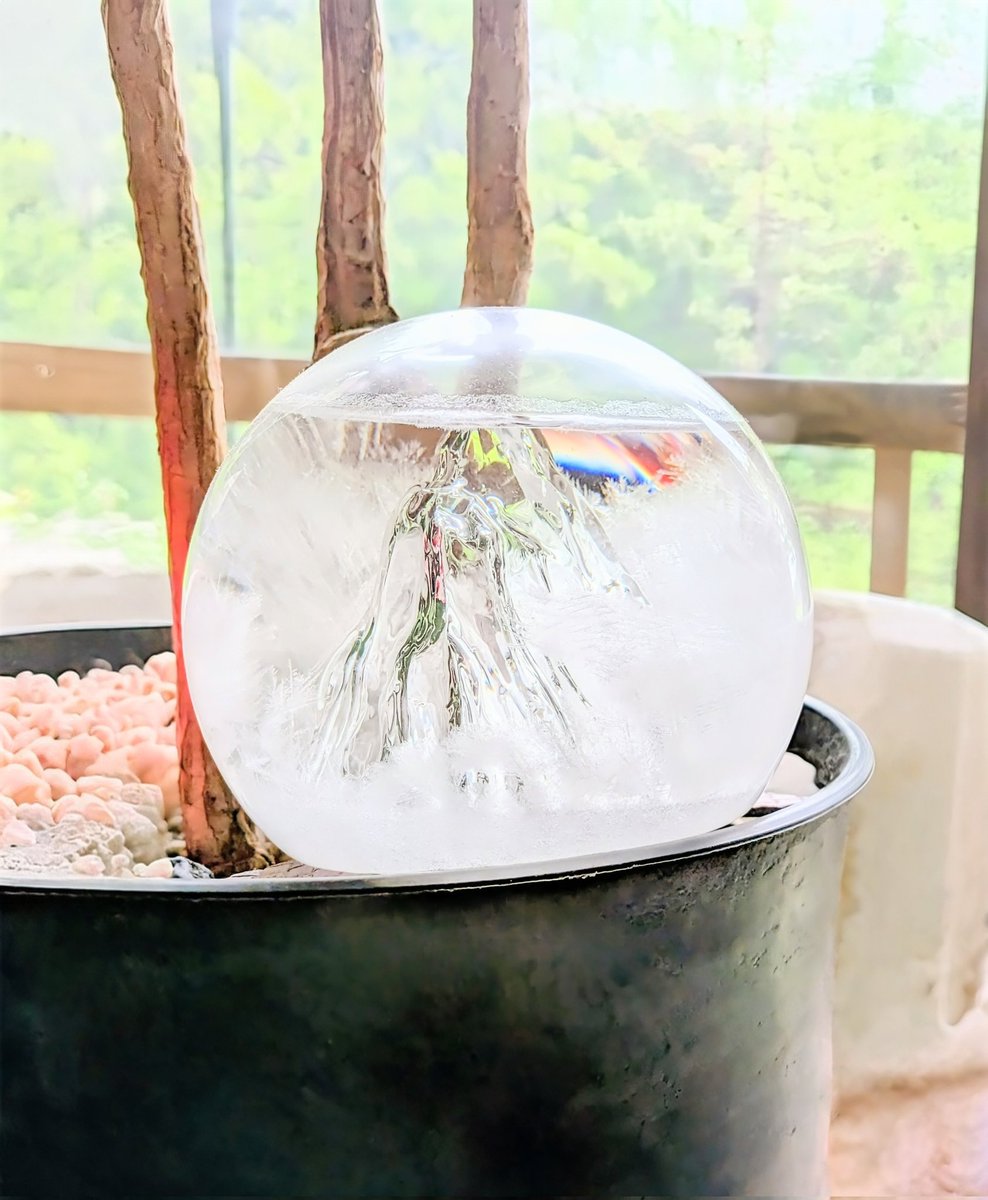 peachlabo's tweet photo. こちらは、朝から小雨🌧️
肌寒いわ〜
ストームグラスは…下にモヤっとしていて少し虹色反射🌈
今日も一番いい日1番若い日🍀🍀🍀

#企業公式相互フォロー#龍夢くん 栄町#企業公式つぶやき部 https://t.co/9rX5tMqiVk