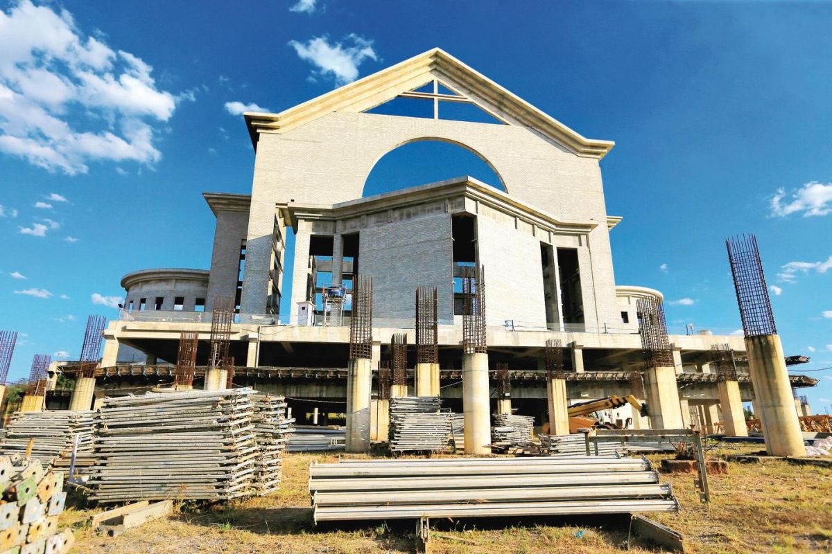 podergoias's tweet photo. Trabalhador morre após queda em obra da Basílica de Trindade - via @podergoias https://t.co/BkhFbYnMqB https://t.co/59JQVtCBmQ