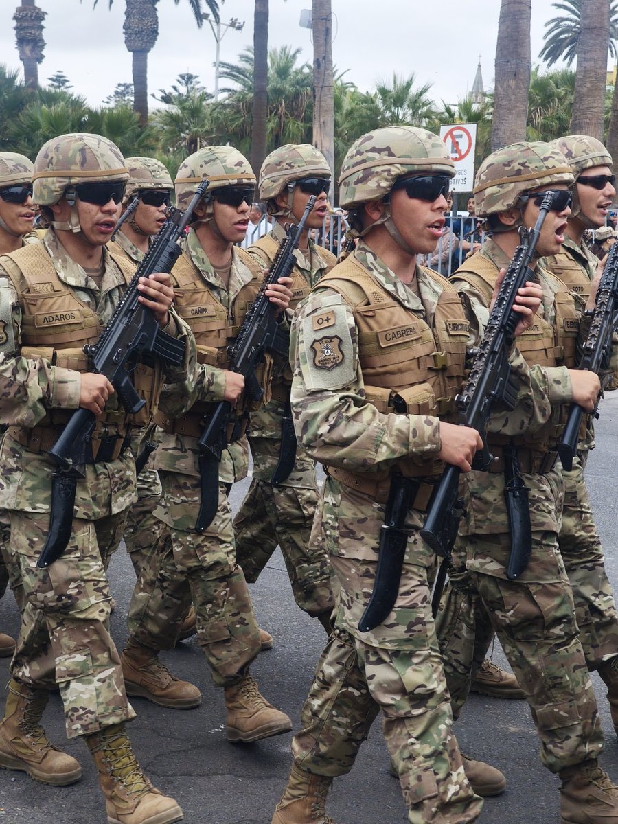 Alberto_Soto_V's tweet photo. El Comisionado Presidencial para la Macrozona Norte, Alberto Soto Valenzuela, participó en el desfile cívico-militar conmemorativo del 146° aniversario del Asalto y Toma del Morro de Arica, ceremonia encabezada por el Presidente de la República, José Antonio Kast y que reunió a autoridades nacionales, regionales, parlamentarias y representantes de las Fuerzas Armadas y de Orden.

La actividad contó también con la presencia del ministro de Defensa Nacional, el biministro de Obras Públicas y Transportes y el Comandante en Jefe del Ejército. En una jornada marcada por el reconocimiento a quienes forjaron la historia de Chile y a quienes hoy resguardan su soberanía, se reafirmó el compromiso del Estado con la seguridad, la presencia institucional y el fortalecimiento de la frontera norte, a través del trabajo coordinado de las distintas instituciones desplegadas en la Macrozona Norte.

#Chile #Arica #Parinacota #MorroDeArica #PlanFortalecimientoFronterizo