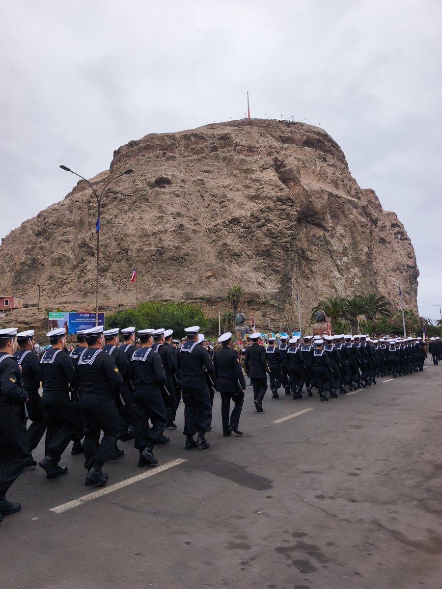 Alberto_Soto_V's tweet photo. El Comisionado Presidencial para la Macrozona Norte, Alberto Soto Valenzuela, participó en el desfile cívico-militar conmemorativo del 146° aniversario del Asalto y Toma del Morro de Arica, ceremonia encabezada por el Presidente de la República, José Antonio Kast y que reunió a autoridades nacionales, regionales, parlamentarias y representantes de las Fuerzas Armadas y de Orden.

La actividad contó también con la presencia del ministro de Defensa Nacional, el biministro de Obras Públicas y Transportes y el Comandante en Jefe del Ejército. En una jornada marcada por el reconocimiento a quienes forjaron la historia de Chile y a quienes hoy resguardan su soberanía, se reafirmó el compromiso del Estado con la seguridad, la presencia institucional y el fortalecimiento de la frontera norte, a través del trabajo coordinado de las distintas instituciones desplegadas en la Macrozona Norte.

#Chile #Arica #Parinacota #MorroDeArica #PlanFortalecimientoFronterizo