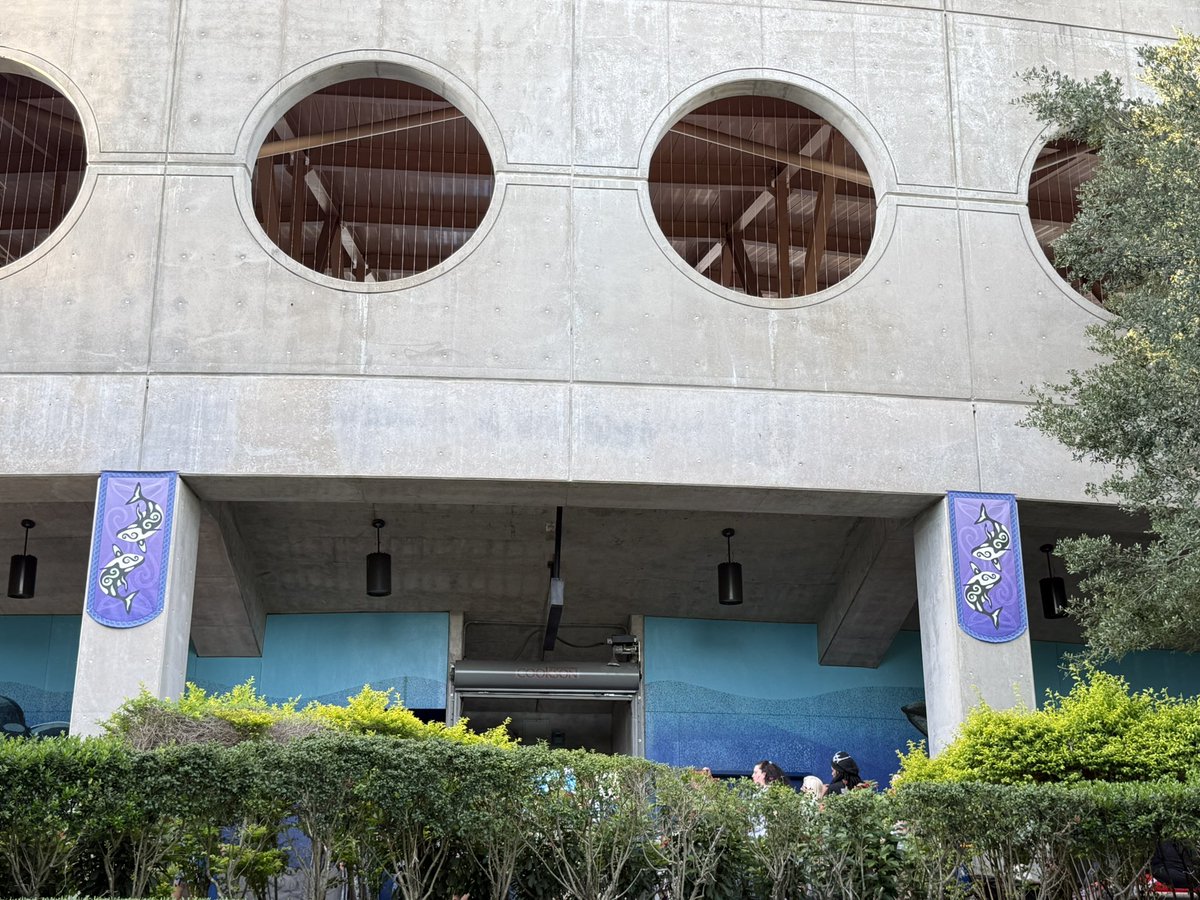 ThemePark_Dan's tweet photo. New purple orca tribal banners have been added to the exterior pillars of Shamu Stadium https://t.co/94Rgl397jg