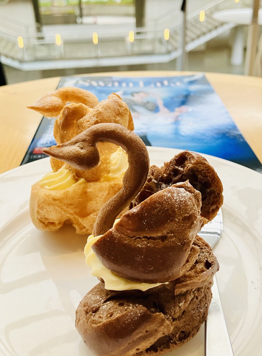 seabeckWA1998's tweet photo. 新国立劇場バレエ団白鳥の湖3日目鑑賞。吉田朱里さんオデット長い手脚生かし嫋やか、3幕小柴富久修さんと顔似て本物な親子。井澤駿さん王子優しい包容力でソロも締め大木満里奈さん王妃冷たい鋭さで国政の焦り説く姿や小林幸子さん風巨大衣装似合い堀之内咲希さんポーランド姫プライドと跳躍強度も丸！ https://t.co/f5xWcfxYRH