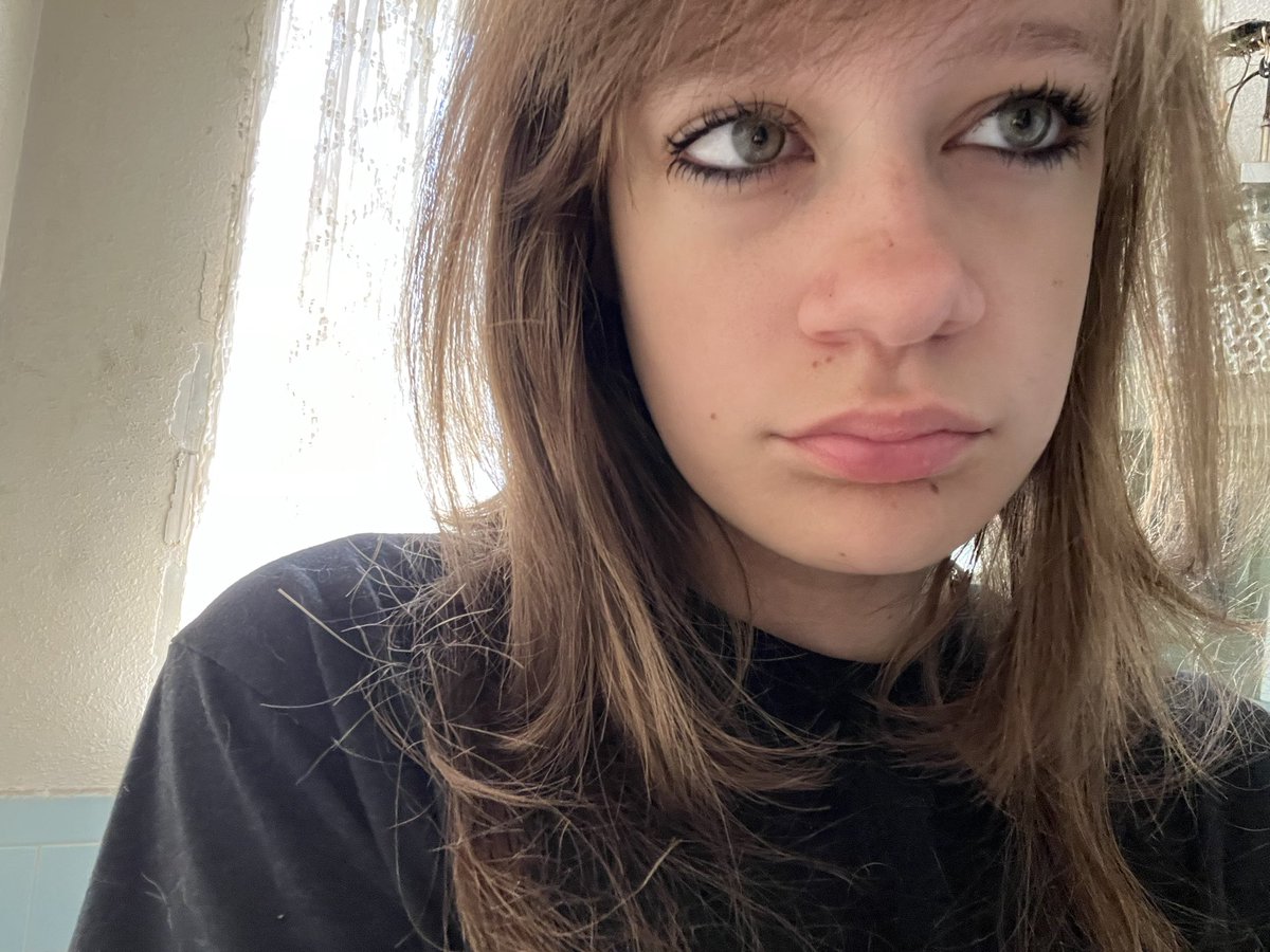 cursedmisa's tweet photo. ignore my eyebags but earlier i woke up after not washing my makeup off and why does my makeup always look better the morning after💔💔 https://t.co/DaSwMz6b0E