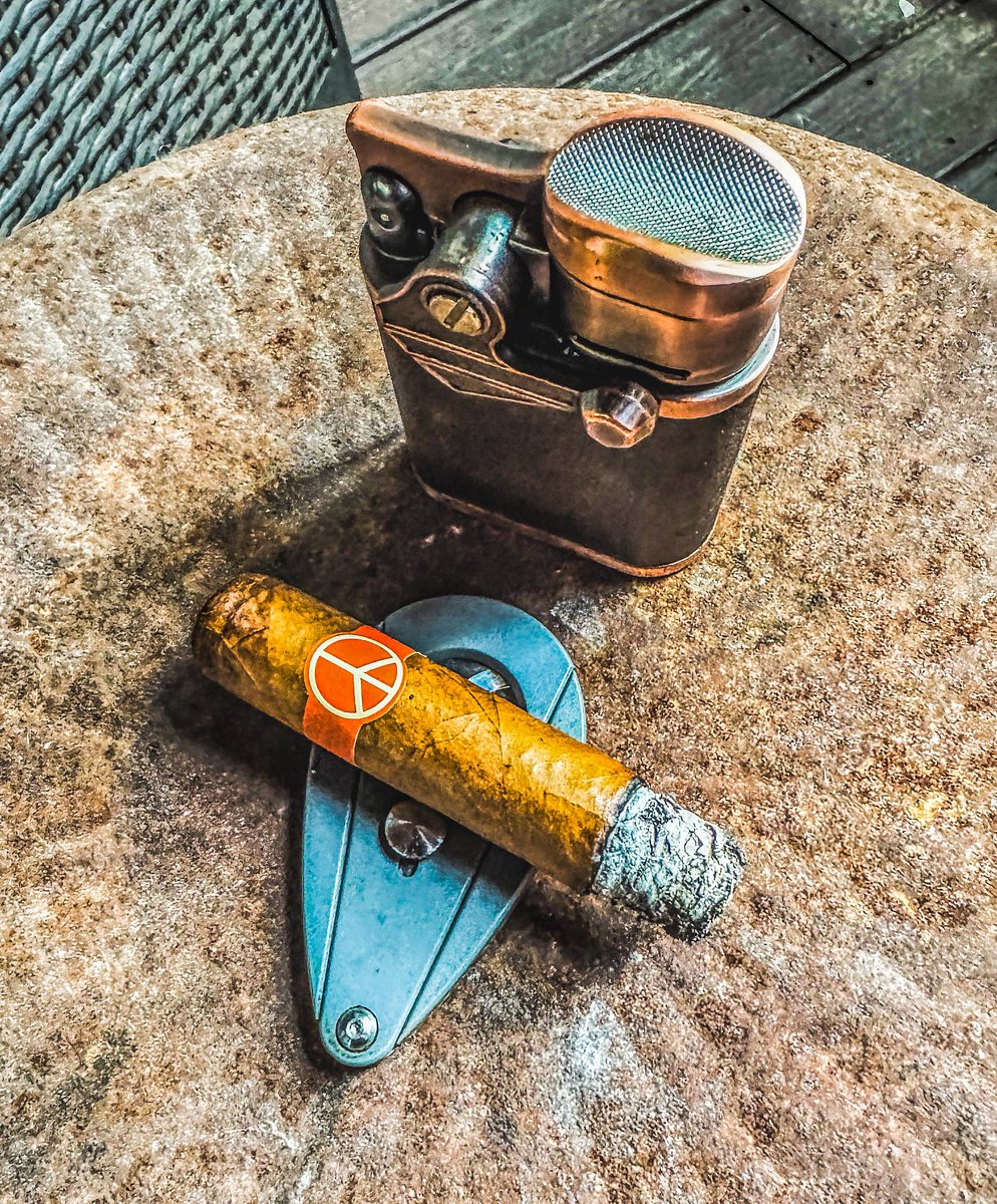 stogiedad's tweet photo. Not much time this afternoon but enjoyed this @illusionecigars #OneOff from probably at least 10 years ago. Absolutely FANTASTIC! #nowsmoking #CigarLife #CigarsOnX #BOTL https://t.co/7wzJ1Zqvgc