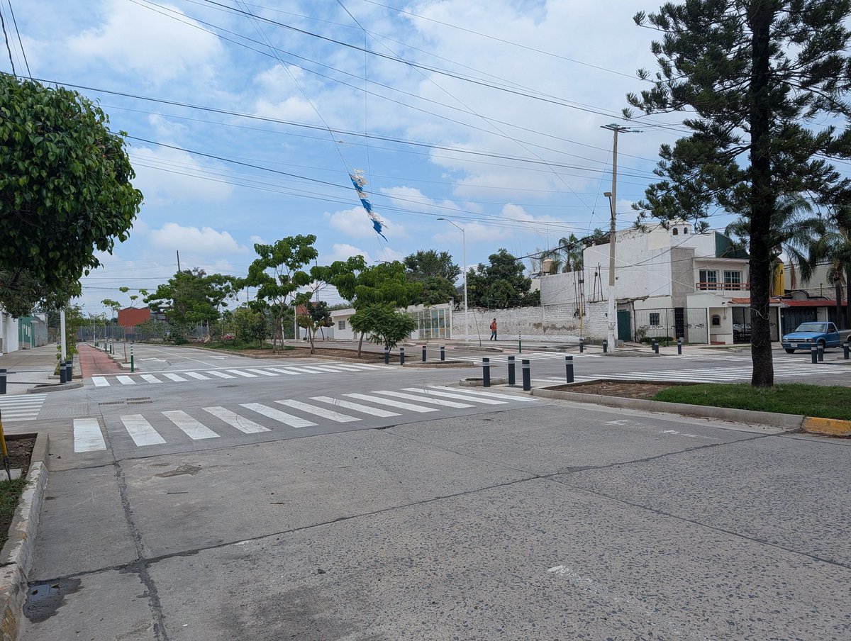 ChrAgO8's tweet photo. Apoyo para regular la circulación en el recién abierto cruce de Avenida Tabachines y Paseo de los Brezos, Zapopan. Los automóviles que toman la avenida cruzan a toda velocidad a pesar que la calle cierra, sin dar paso a peatones y estudiantes del CUCSH. https://t.co/PywlQ3Pc15
