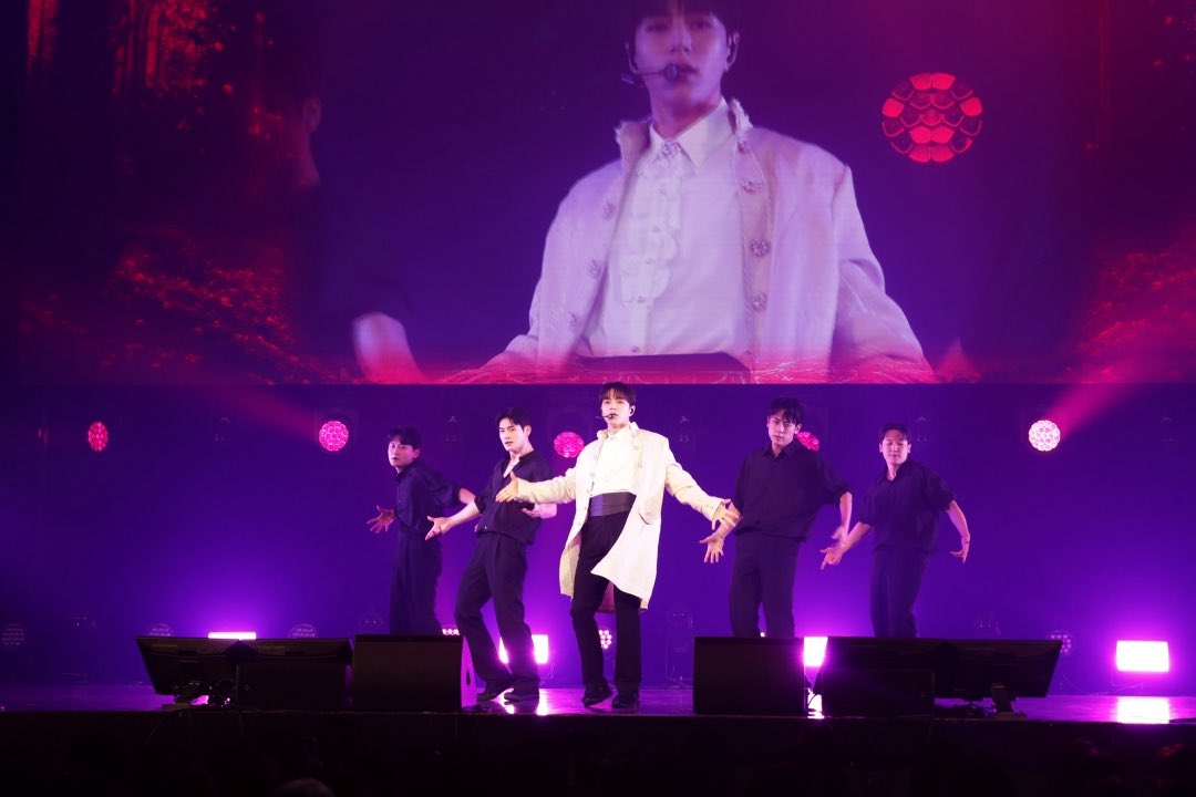 Lkms___a's tweet photo. キム·ミョンス、東京で初のファンコンスタート「本当に幸せな時間」

https://t.co/XShOo68DmG

歌手兼俳優キム·ミョンスが東京で初のファンコンアジアツアーの砲門を開いた。 
キム·ミョンスは6月6日、日本東京の「ジェフ羽田(Zepp Haneda)」で2026キム·ミョンスファンコンアジアツアー「アンチェインズド(UNCHANGED)」を開催した。 今回の公演は約2年ぶりに行われるアジアツアーであり、初のファンコンサートだ。

ミョンスはINFINITEの「あなたのすべてが好き」と「3分の1」でオープニングを開き、「この 場所で(melody)」、「明日に向かって(Starting Over)」等、日本オリジナル曲の舞台も披露した。 続いて「ブルーサマー(Blue Summer)」、「マイユニバース(My Universe)」など多様な舞台を繰り広げた。

公演では未公開新曲「ステイクローズ(Stay Close)」の舞台が初めて公開された。 キム·ミョンスはこの曲に自分のアイデアが込められたと紹介した。
キム·ミョンスは「2年ぶりに日本でソロ公演をすることになったが、本当に幸せな時間だった。 これからもたびたびお伺いする予定なので、多くの期待をお願いする。 いつも感謝している」と伝えた。

キムミョンスは東京を皮切りに13日大阪、27日クアラルンプール、7月4日ジャカルタ、7月12日香港、7月19日台北、7月25日と26日ソウルでツアーを続ける。 また、7月4日に公開される土日ドラマ「共感細胞」でチャ·ウンファン役として活躍する予定だ。

#ミョンス #キムミョンス #エル #kimmyungsoo #명수 #김명수 #엘 #INFINITE #인피니트