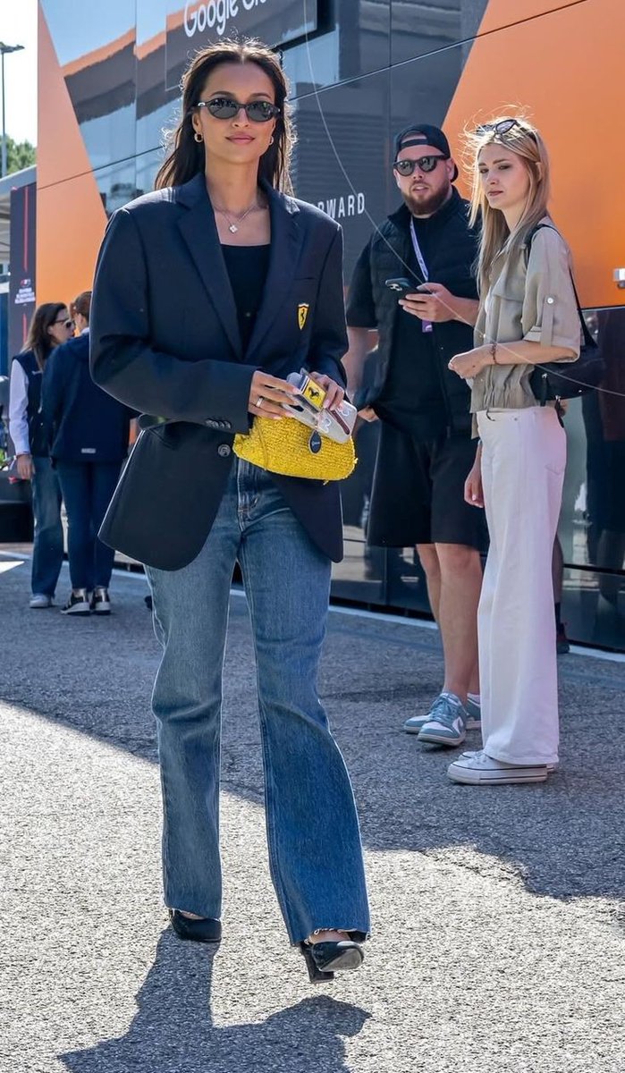Piasvrst's tweet photo. Las fans de Alexandra critican a Maia y a Kim por ir en JEANS a una carrera cuando ella misma fue miles de veces así vestida. https://t.co/UYmymk2ovj