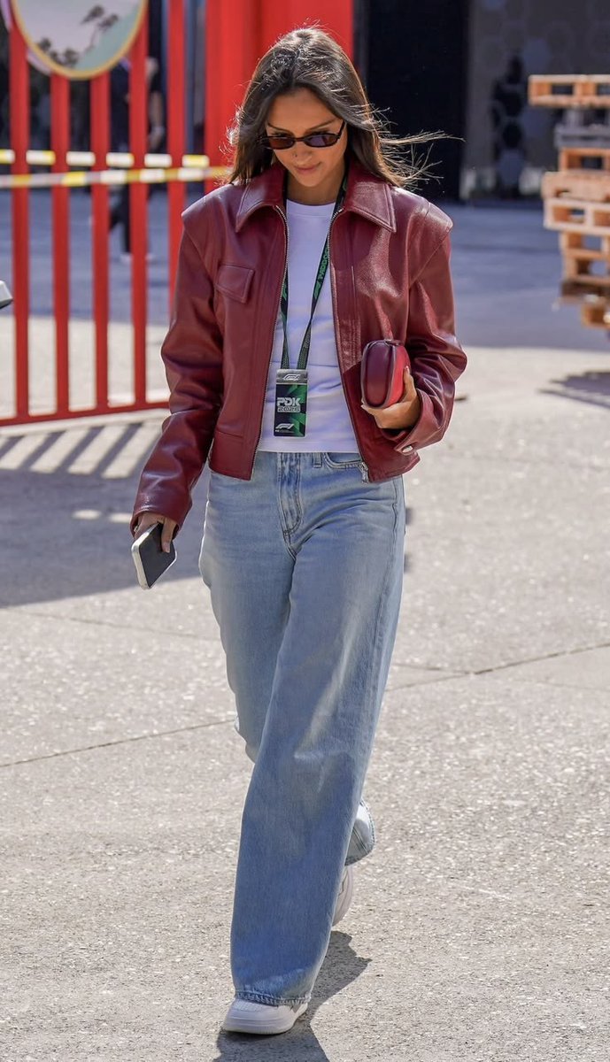 Piasvrst's tweet photo. Las fans de Alexandra critican a Maia y a Kim por ir en JEANS a una carrera cuando ella misma fue miles de veces así vestida. https://t.co/UYmymk2ovj