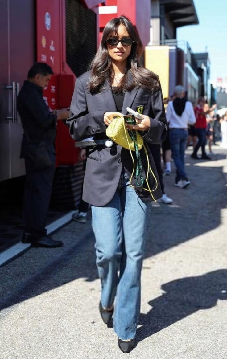Piasvrst's tweet photo. Las fans de Alexandra critican a Maia y a Kim por ir en JEANS a una carrera cuando ella misma fue miles de veces así vestida. https://t.co/UYmymk2ovj