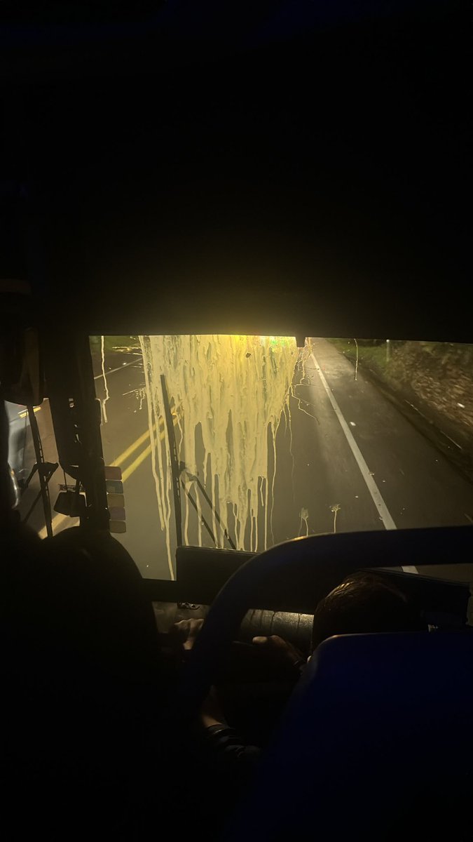 DeportesEH's tweet photo. Junior ya está en Medellín y a la salida del aeropuerto les tiraron piedras y huevos. https://t.co/ySxdxltXLc