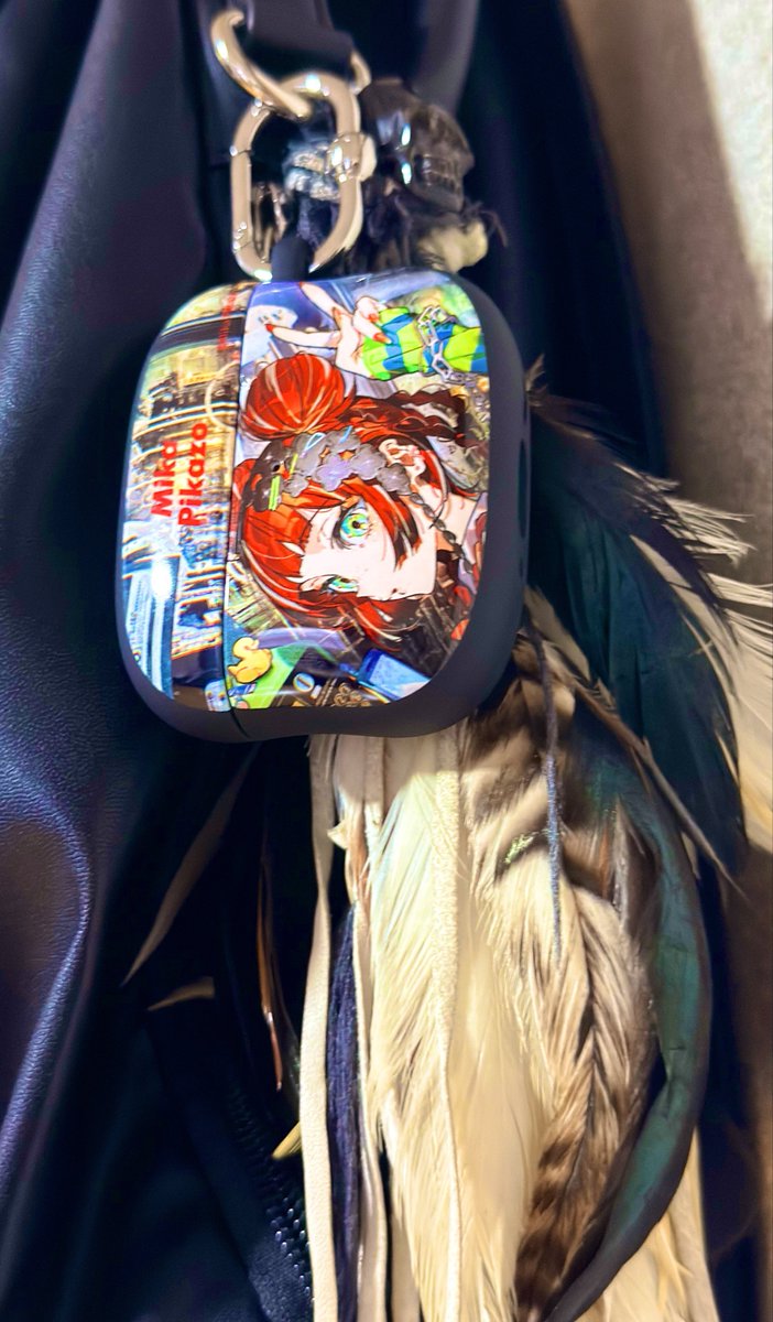 uma_deviyuu's tweet photo. そういえば使わなくなったkmriiのストールのスカルと羽装飾切って縫ってキーホルダーにしてリュックに装備した👏👏
4万したストールを切り刻むのは勇気がいった。 https://t.co/o8wWU7sN3V