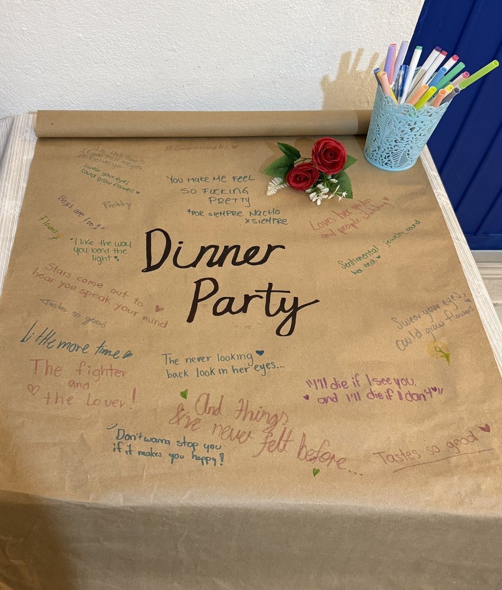 NiallHoran__Mty's tweet photo. 📸 Las lovers escribieron su canción/verso favorito del álbum ❤️‍🩹

¿Qué hubieras puesto tú? 👀

#DinnerParty @NiallOfficial https://t.co/LTckHIQyML