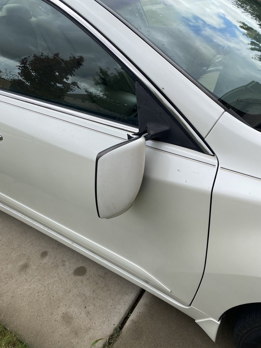 danibigmak's tweet photo. @basedondennis Can you tell me my car based on my broken side mirror? https://t.co/Q0fGf7CH9e