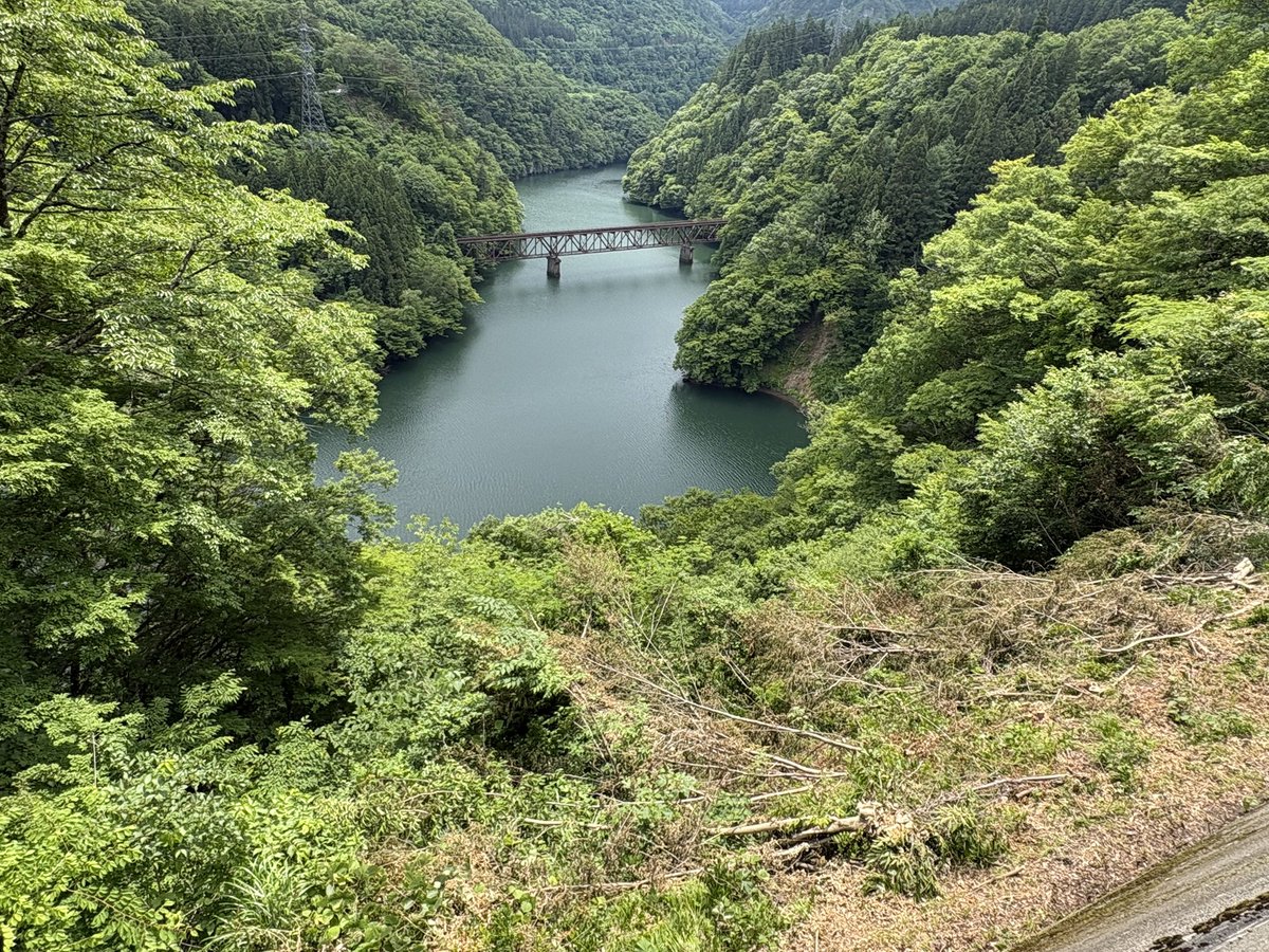 sasuraibito5922's tweet photo. 宮下土木事務所の協力の下、沿線の景観整備の一環として第3只見川橋梁が見通しよくなりました。 https://t.co/pTYlSFs3yM