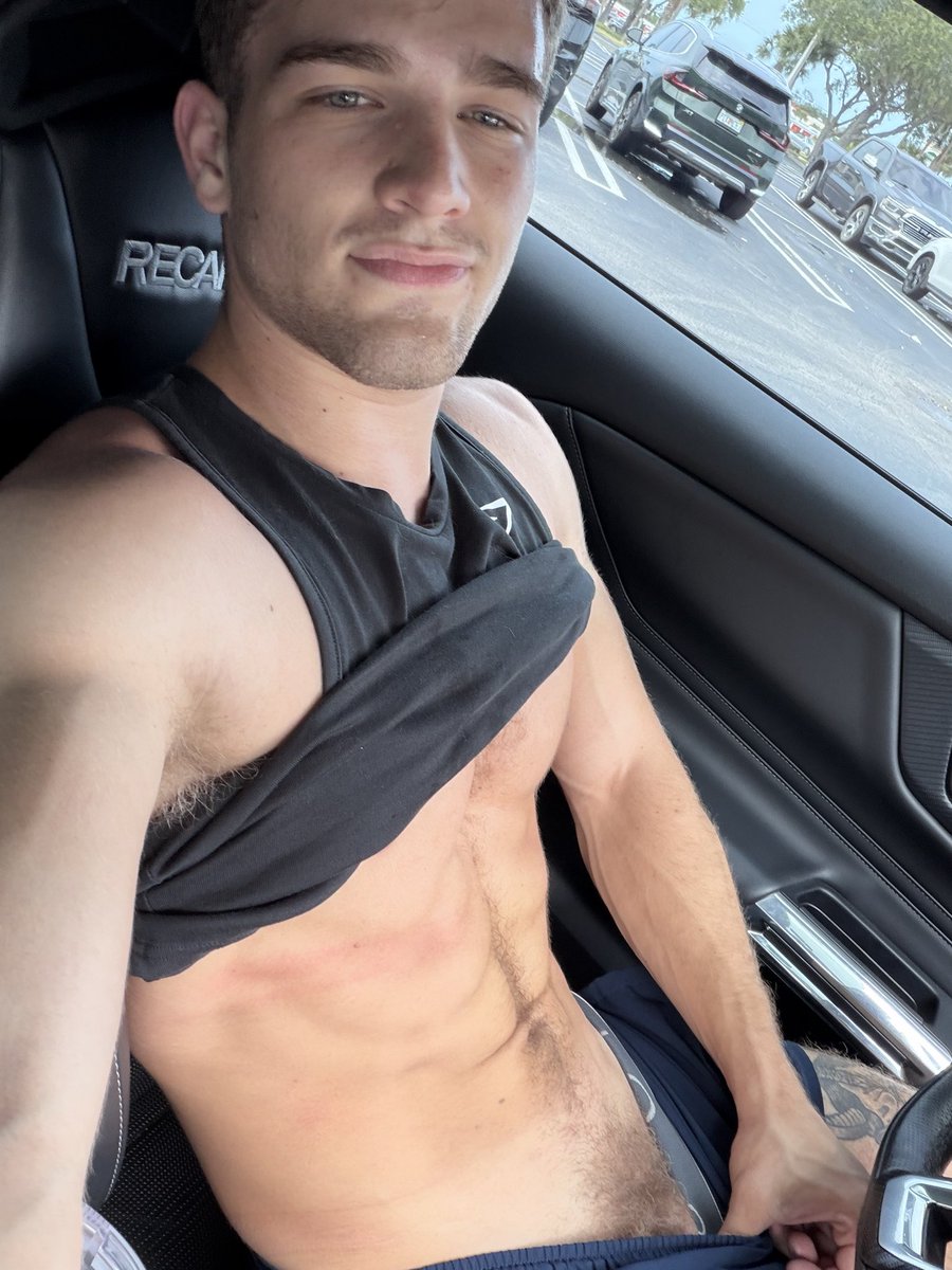 alphaRa0's tweet photo. I’m gunna make you lick up and down on my happy trail https://t.co/keGV56Pg83