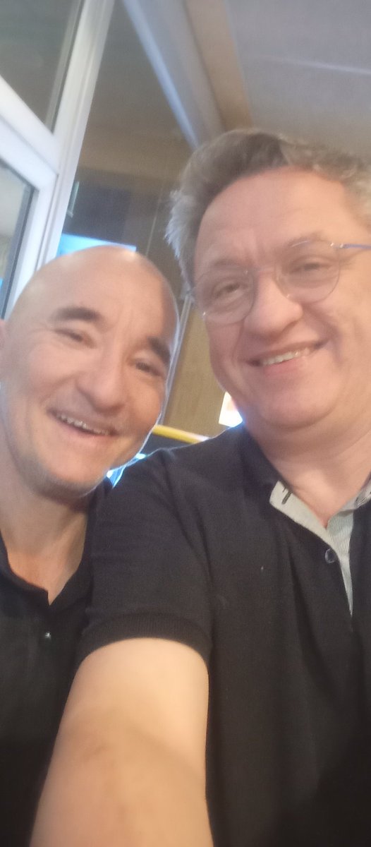 FernandoCascar3's tweet photo. @mesaredonda Um prazer encontrar no meu local de trabalho , uma certa lanchonete o maravilhoso jornalista palestrino como eu, Alex Müller. https://t.co/sL4zlJ1rGd
