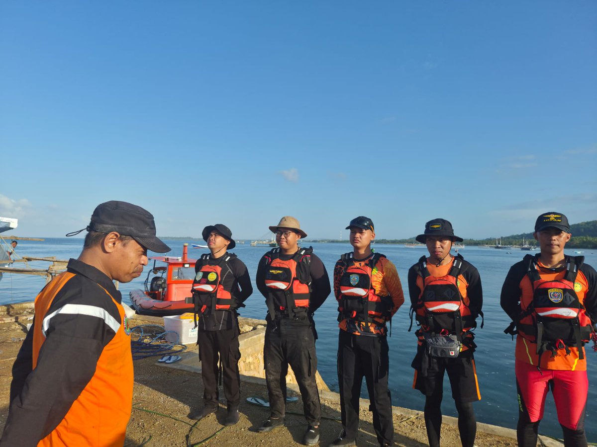 HumasSARKendari's tweet photo. Bombana 08/06 -- Tim SAR gabungan melanjutkan Ops SAR hari ke- 3 terhadap 1 org nelayan yg hilang disekitar perairan boepinang desa larete kecamatan poleang tenggara
#basarnaskendari
#timsargabungan
#possarkolaka
#anoarescue304
#humassar304 https://t.co/AmGPOxGFQq