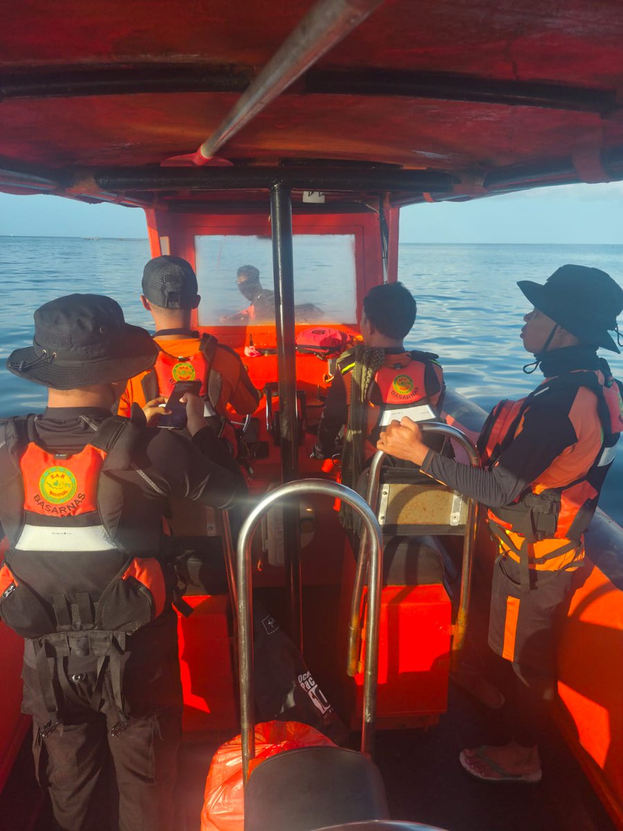 HumasSARKendari's tweet photo. Bombana 08/06 -- Tim SAR gabungan melanjutkan Ops SAR hari ke- 3 terhadap 1 org nelayan yg hilang disekitar perairan boepinang desa larete kecamatan poleang tenggara
#basarnaskendari
#timsargabungan
#possarkolaka
#anoarescue304
#humassar304 https://t.co/AmGPOxGFQq